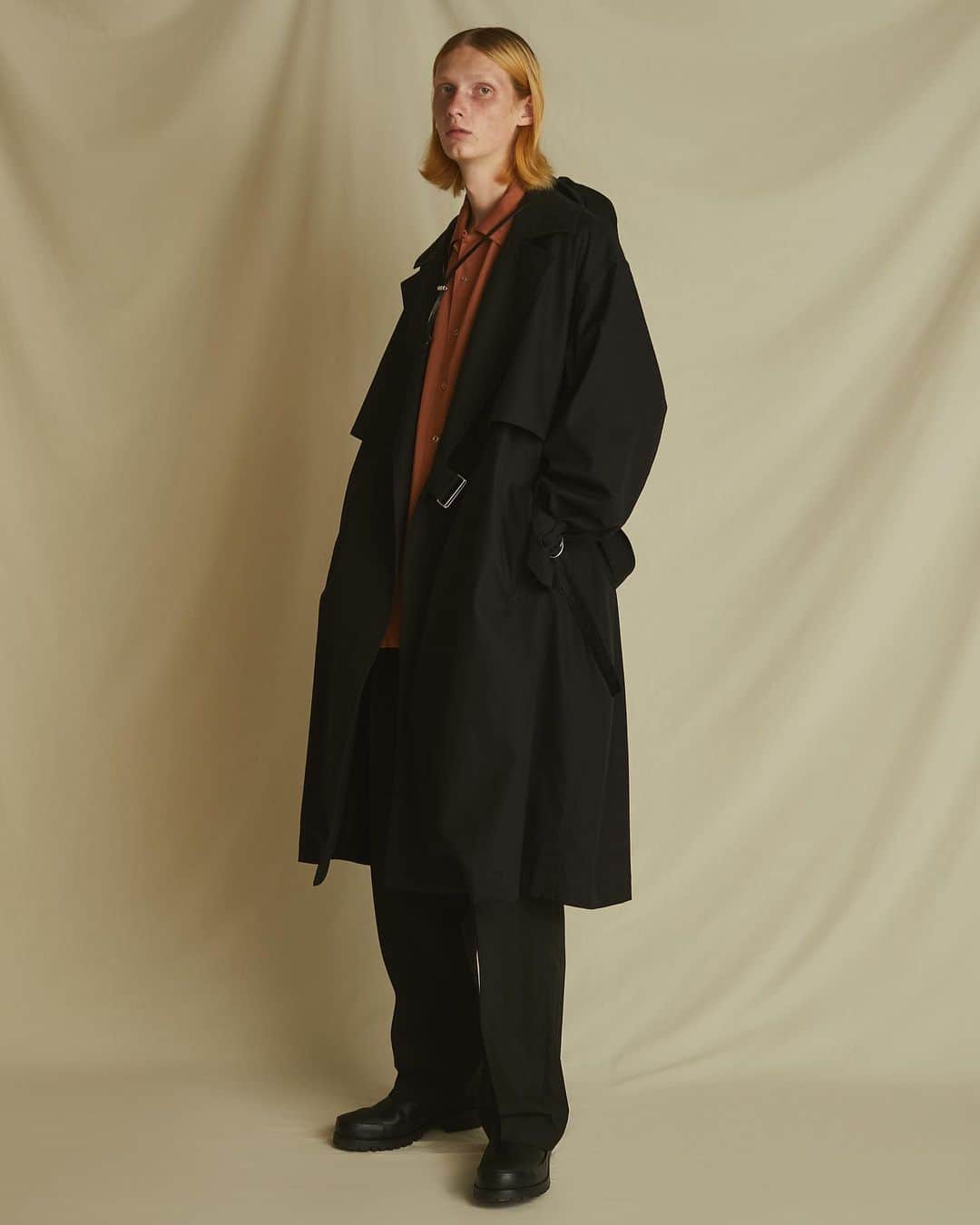ウィザードのインスタグラム：「2021 SPRING SUMMER COLLECTION  “SCREAMING LIFE"  TILOCHEN COAT  60/2インド長綿を使用した高密度撥水ギャバは、高級感あるツイル目とハリ感を持たせています。 その為、薄手でありながらもコートのシルエットをキープします。 ウェストと袖口にあるアジャストベルトはシルエットにニュアンスをつけます。 絶妙な生地の厚さはインナーのチョイスで季節を選ばずバリエーションの組みやすいコートです。 撥水機能も備わっております。  #wizzard_fac #wizzard #fashion #tokyofashion #streetfashion #fashionphoto #designersbrand #domesticbrand #mensfashion #2021ss #ウィザード #タイロッケンコート  #コート #ファッションブランド  #メンズファッション」