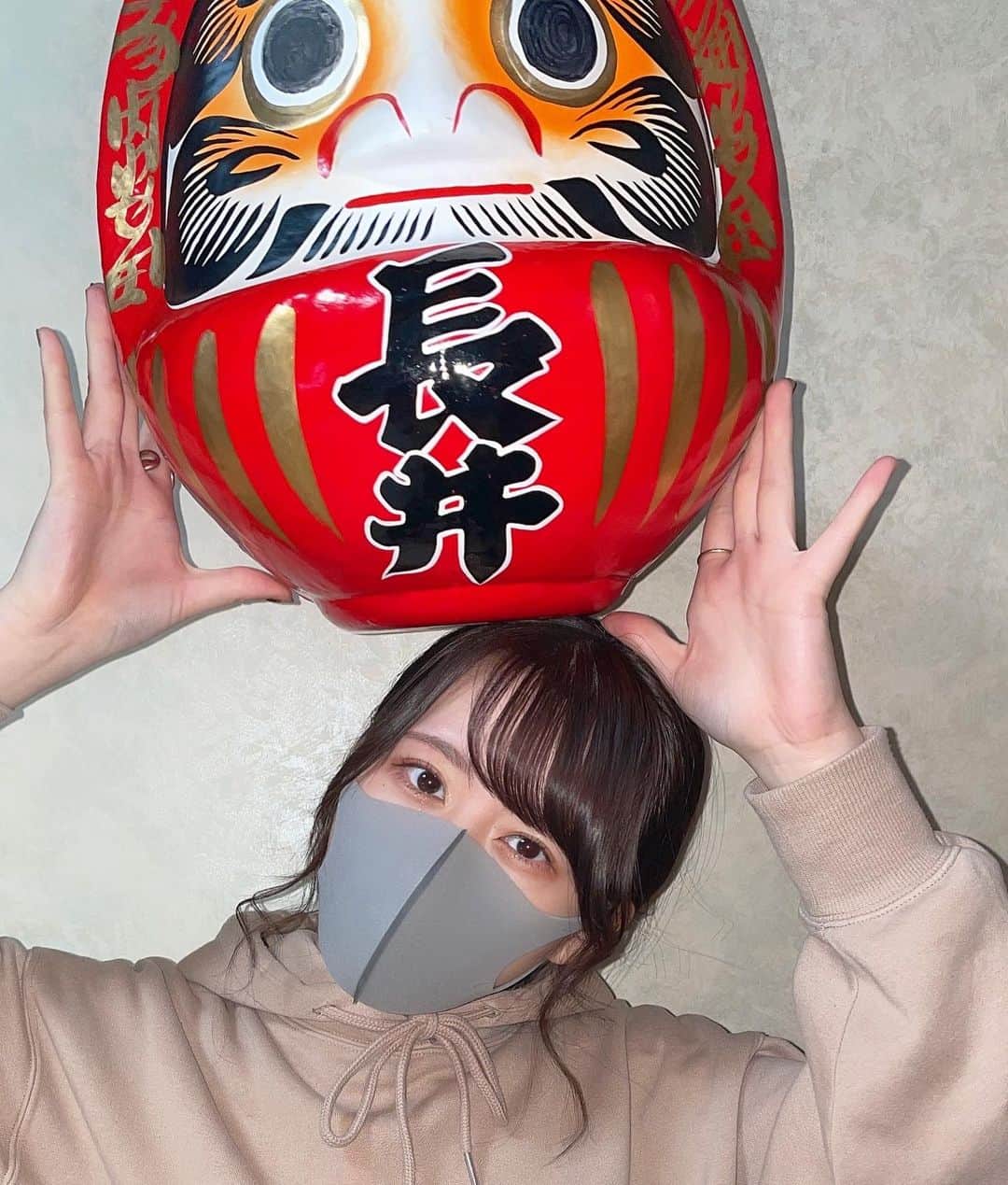 Rinkaのインスタグラム：「2021年は年女なので、来年も家族が健康でいられますようにと願いを込めながらだるまの目を描きました✍️ (髪ボサボサだけど妹に記念に撮ってもらいました☺︎笑)  今年は何回おみくじを引いても末吉か凶で、耐えの1年だったのですが最近はとても楽しいので運気上昇中と思い込んでます🔮 来年は撮影とInstagramも再びちょこっとだけ頑張ります🍛  良いお年を☺︎  #だるま #年女 #2020 #instapic #instagood」