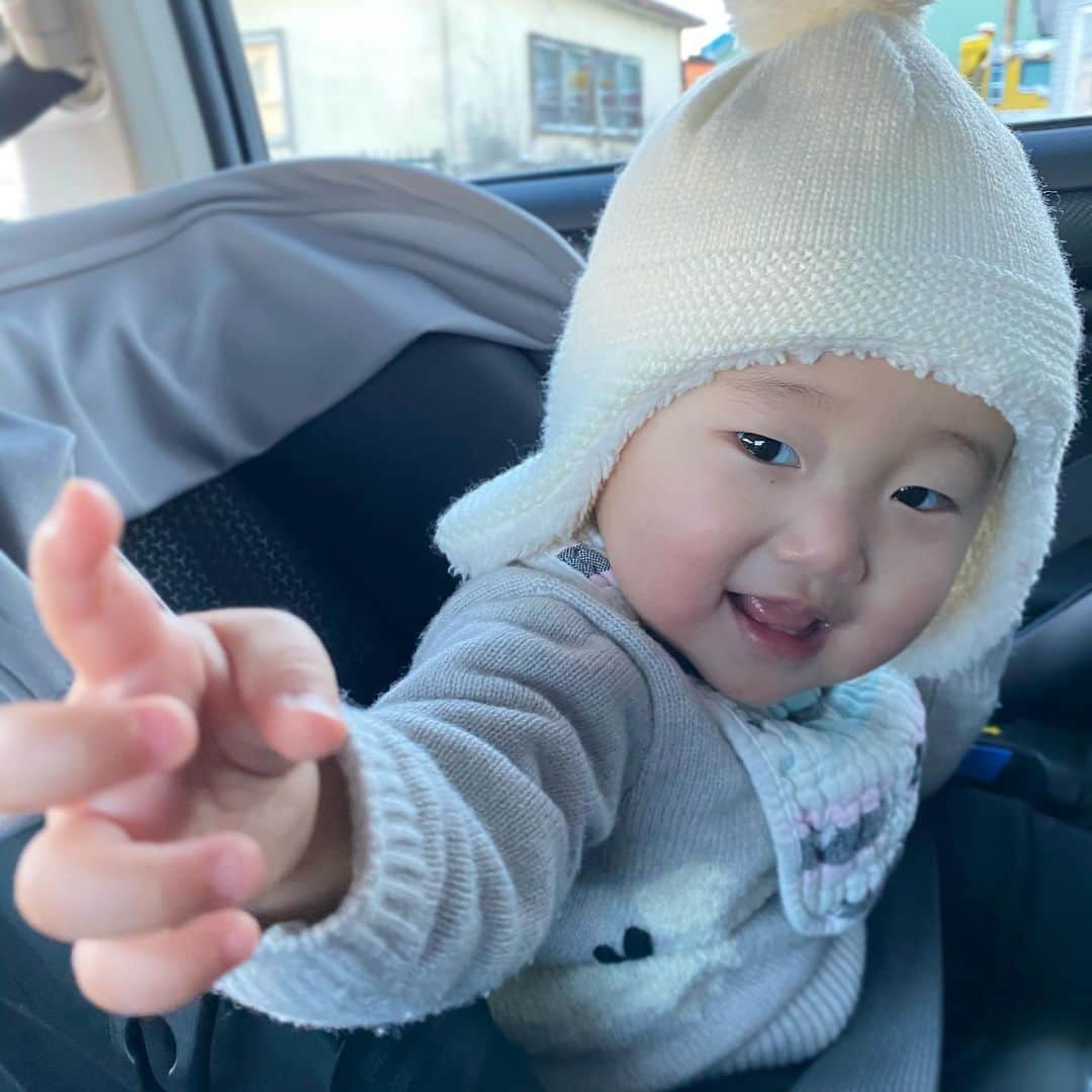 西村まおさんのインスタグラム写真 - (西村まおInstagram)「大晦日  今日、娘が「1歳」を習得しました👆  赤ちゃんは年の瀬だろうがなんだろうが、日々変わらずにアップデートされてくなぁとひしひし😆  そして、暦を感じさせないパワフルさに、大晦日のまったりした感じもなく、未だに31日なのか？と疑ってるとこです。笑  いろんなことがあった年だけど、来年は思い通りに動けなかった2020年の分を含めて、蓄えたエネルギーを爆発していけたらと思います！  とりあえず今年は、年越しを初めて北海道で過ごしてますが…  めちゃ、雪！めちゃ、寒い！ でも…めちゃ、綺麗🥺 2020年で初めて雪見たと思うな⛄️  本当に今年もいろんな方にお世話になりました。新しい出会いは例年よりもずっと少なかったけれど、大切な人たちと丁寧に時間を過ごすことができたので、大変なことも未だに多いですが、とても素敵な1年になったと思います。  皆様、来年も何卒よろしくお願いします🥺🤲 良いお年をお迎えください✨  #大晦日 #newyearseve #令和元年ベビー #1歳 #赤ちゃん #北海道 #初雪」12月31日 21時02分 - nishimura.mao