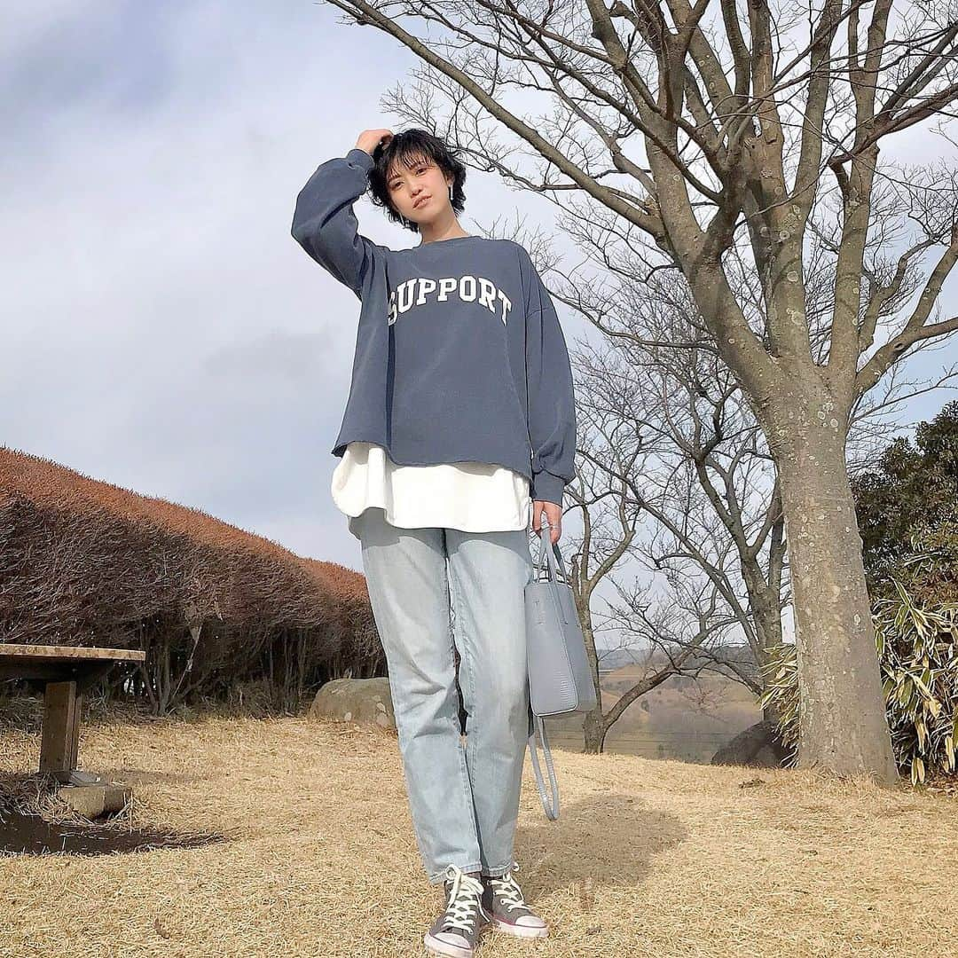 ryo0809appleのインスタグラム：「#coordinate ・ ・ ・ 楽しかった今年最後の宮崎♡ 年末とは思えないくらい暖かくて、昼間はアウターなしでも大丈夫でビックリ😳 ・ ・ 今年ももう終わりー💦 ある程度大掃除はしておいたけど、大晦日の今日は朝から家の片付け🧹 今年のうちにリビングダイニングの模様替え出来てスッキリ✨ 今年は久しぶりに家族3人自宅での年越しです◡̈ ・ ・ ・ #coca_code #ロゴスウェット  #uniqlo #ユニクロ #ユニジョ #ユニクロデニム族 #ユニデニ #スラウチテーパードアンクルジーンズ  #服記録 #プチプラコーデ #プチプラ #プチプラファッション #ママコーデ #ママファッション #アラフォーコーデ #40代コーデ #アラフォーママ #高身長コーデ #高身長女子 #先日のコーデ #kaumo_fashion #locari #ponte_fashion #mineby3mootd #ママスタ冬コーデ #カジュアルコーデ #大人カジュアルコーデ」