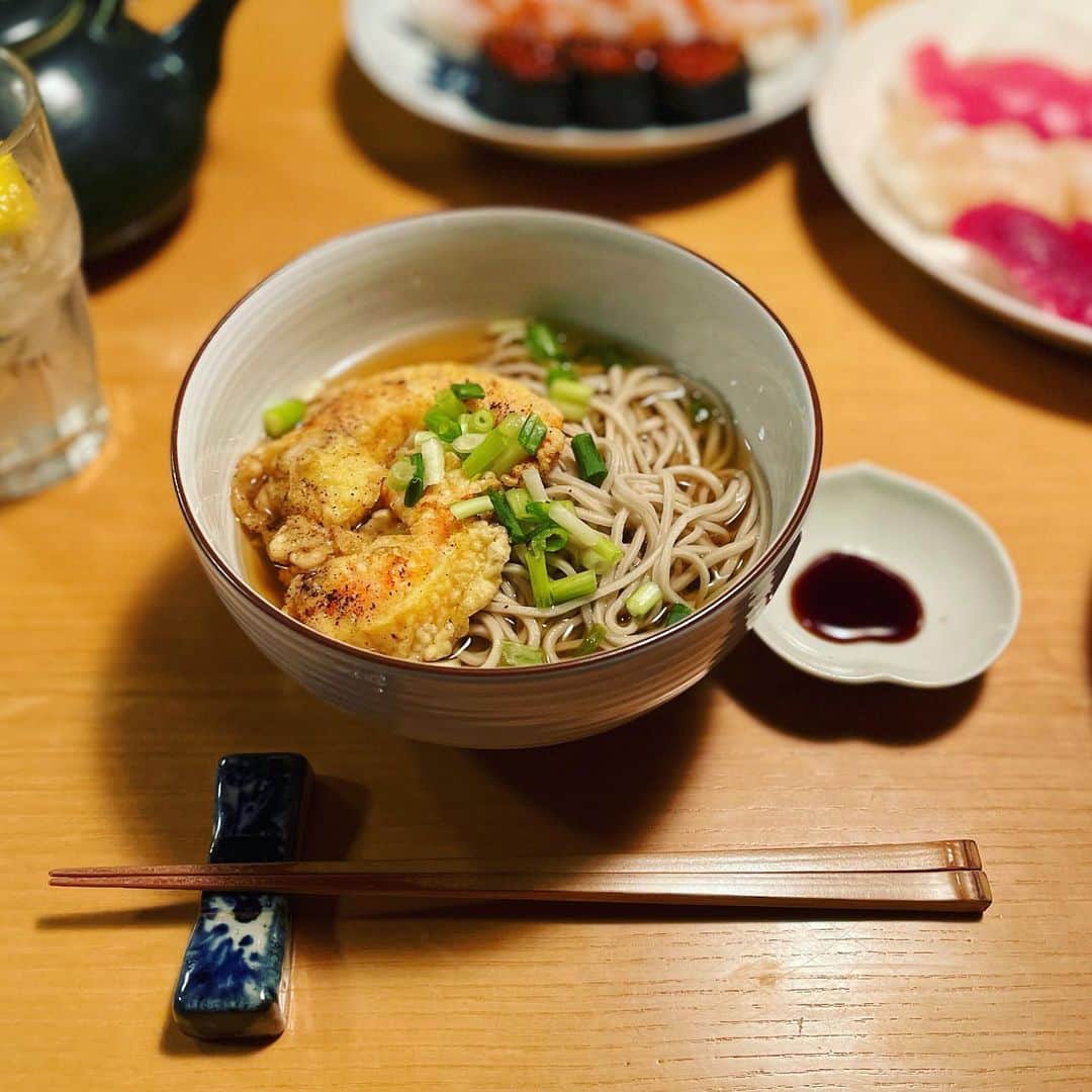 のインスタグラム：「無事に大掃除も終わりまして、 ゆっくりガキ使を見ながら年を越せそうです！🤣  今年は、色々なことがありましたね。 生活も随分と変わりましたね。 そんな中、家族全員が元気に過ごせたことがわたしには何よりです。 来年は、どんな年になるでしょう。 どんな年にしたいだろう？  みんなが健康に過ごせたらそれだけでいいかな。  皆様、今年もありがとうございました！ 良いお年をお迎えくださいね❤️  #2020#さよなら #良いお年をお迎えください #三児の母 #大晦日#ガキ使#年越し #2枚目は誰#笑笑 #3枚目は誰#？ #お風呂上がりのピリカ」