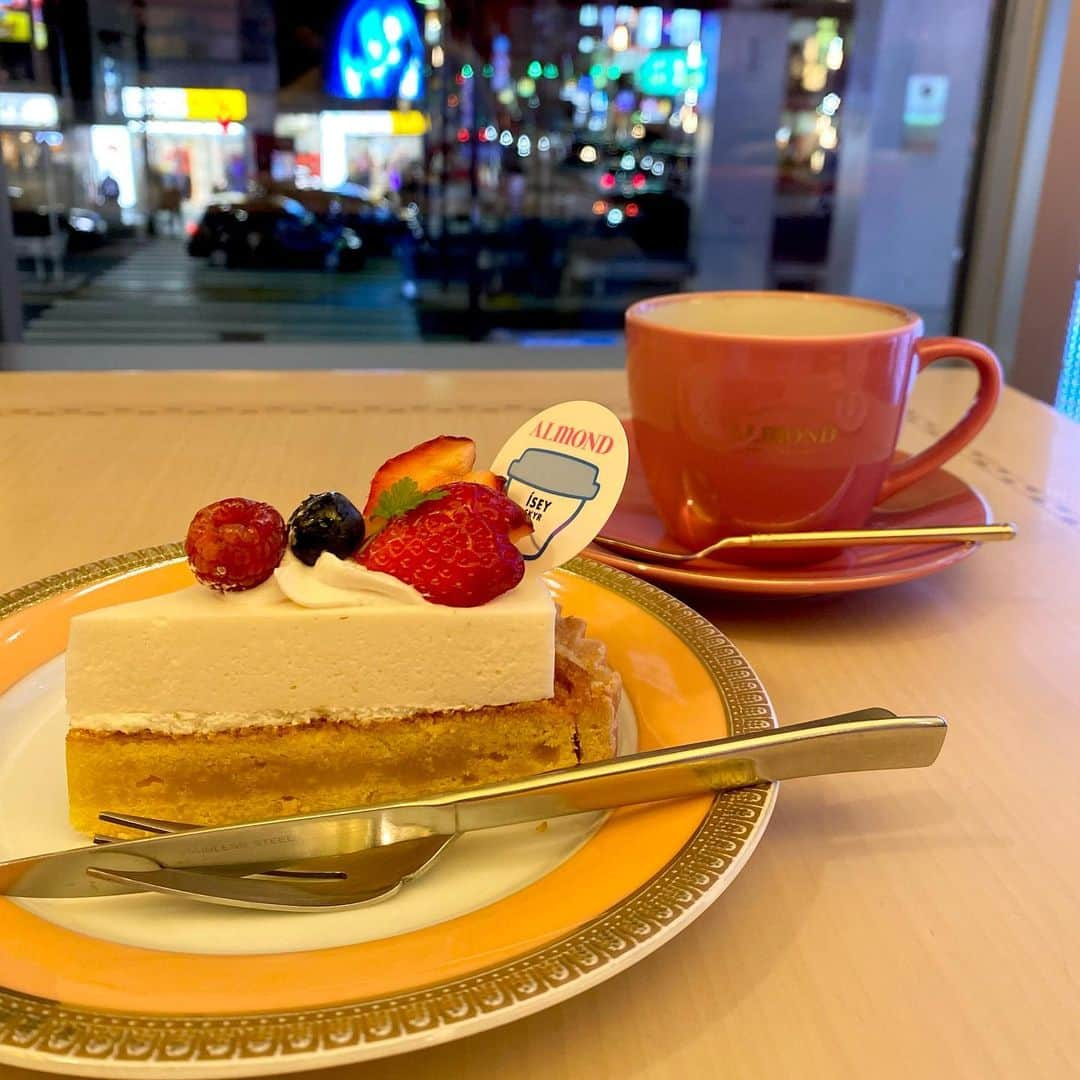 尾台彩香のインスタグラム：「. . 六本木 《 #アマンド 》 . イーセイスキルヨーグルトのタルト🍰 そんなに甘くなくてさっぱりしてたからもう一個食べられそうだった☺ . 下のタルト生地はしっとりさっくり🤤 コーヒーも濃い味で美味しかった☕ . #almond #六本木カフェ #六本木ランチ #ケーキ #タルト #イーセイスキル #cake #coffee #サロモ #ポートレート #モデル #ショートヘア  #作品撮り #ファッション #オシャレ #メイク #撮影 #tokyo #hair #model #shooting #makeup #cool #short #fashion #girls #instagood #photography #尾台彩香」