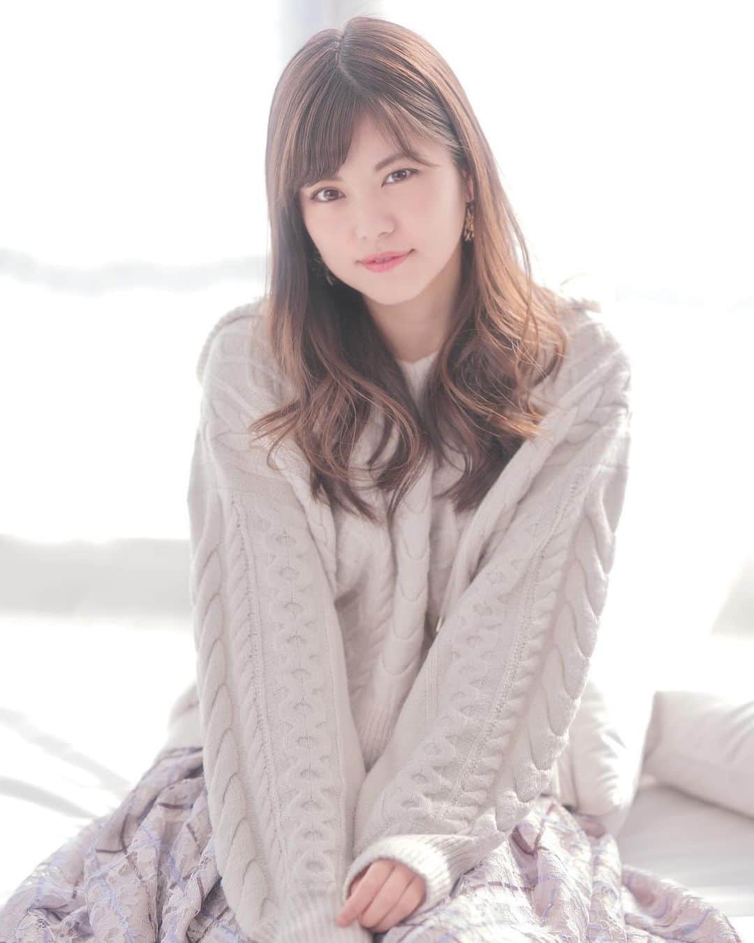 熊林保奈美のインスタグラム：「* . 今年も一年ありがとうございました！  2020年は全ての事がイレギュラーで 大変なことばかりでしたが、 新しい様式に対応しつつ このような状況下でも 様々な経験を積む事ができました。  また、丸一年帰省できず 家族・友人など会えなかった人が多い分 誰かと会えている時間が より貴重に思えるようになりました。  関係者の皆様、 いつも応援してくださっている皆様、 本当にありがとうございます。  来年もどうぞよろしくお願い致します。  それでは皆様 良いお年をお迎えください🥰🎍✨ . . * #レースクイーン #RQ #モデル #撮影会モデル #ポートレートモデル #サロンモデル #熊林保奈美 #道産子 #Japanesegirl #paddokgirls #pitgirl #instalike #mercuryduo #マーキュリーデュオ #thanks2020」