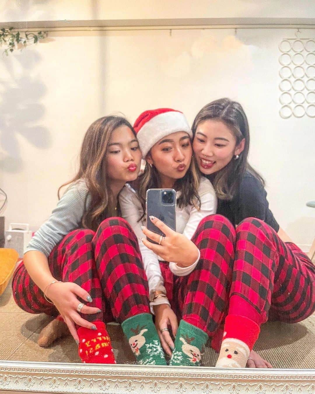 MISAのインスタグラム：「𝐂𝐡𝐫𝐢𝐬𝐭𝐦𝐚𝐬 𝐩𝐚𝐫𝐭𝐲🎅🏽🎄✨ ・ 今年は3回もやりました〜〜♡ 3人でおそろパジャマコーデして とっても楽しかったぁぁ🥰 ラスト投稿です、、！ ・ #christmas#christmasparty#christmascode#ootd#outfit#tb#クリスマスパーティー」