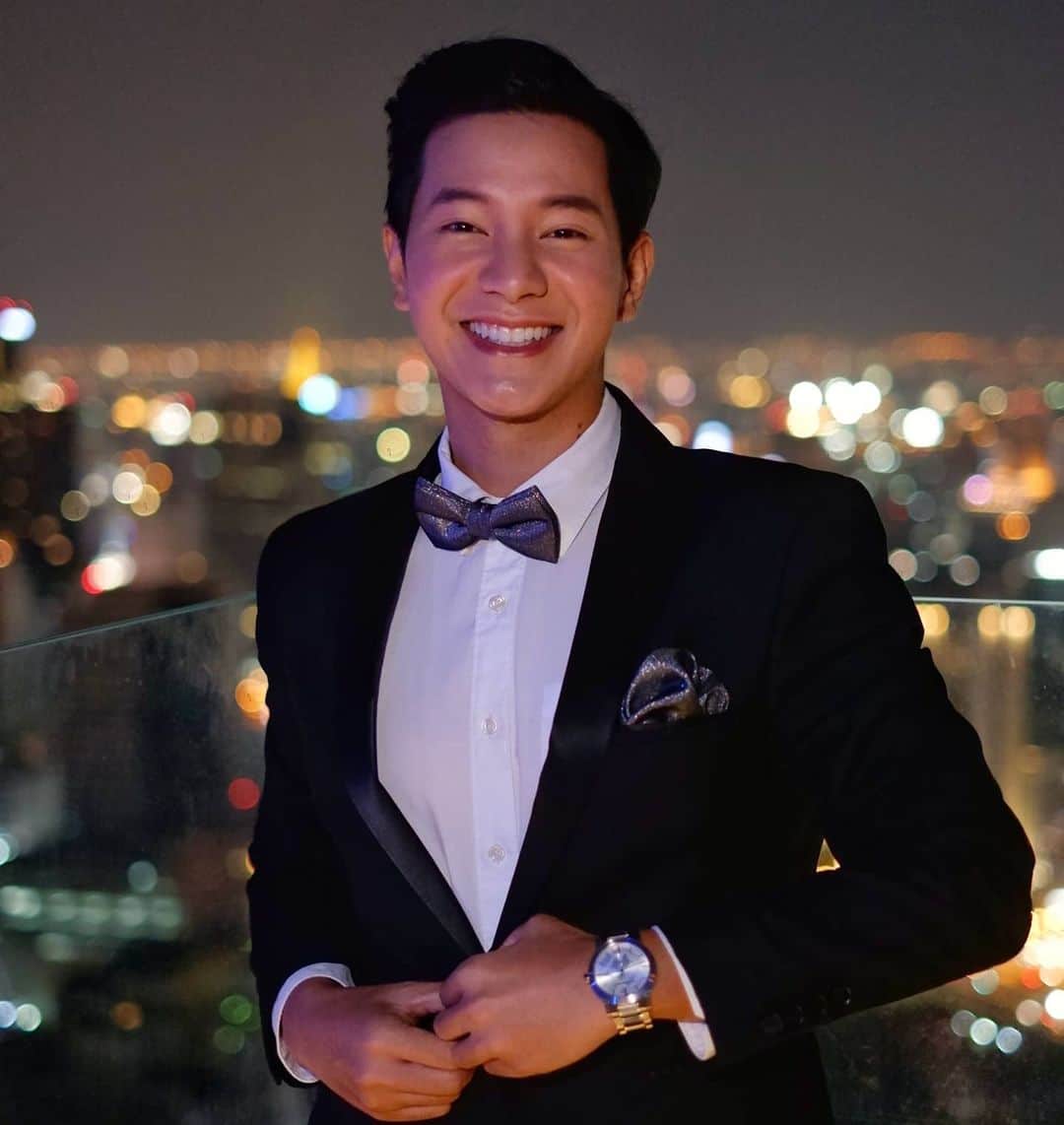 アイス・サランユーのインスタグラム：「🎤Celebrating the end of 2020🎤 @banyantreebangkok  Timeless Gift by @mewaylashop  #banyantreebangkok  #vertigoandmoonbar  #vertigo  #burberry  #icesarunyu Still  be #princeofsmile」