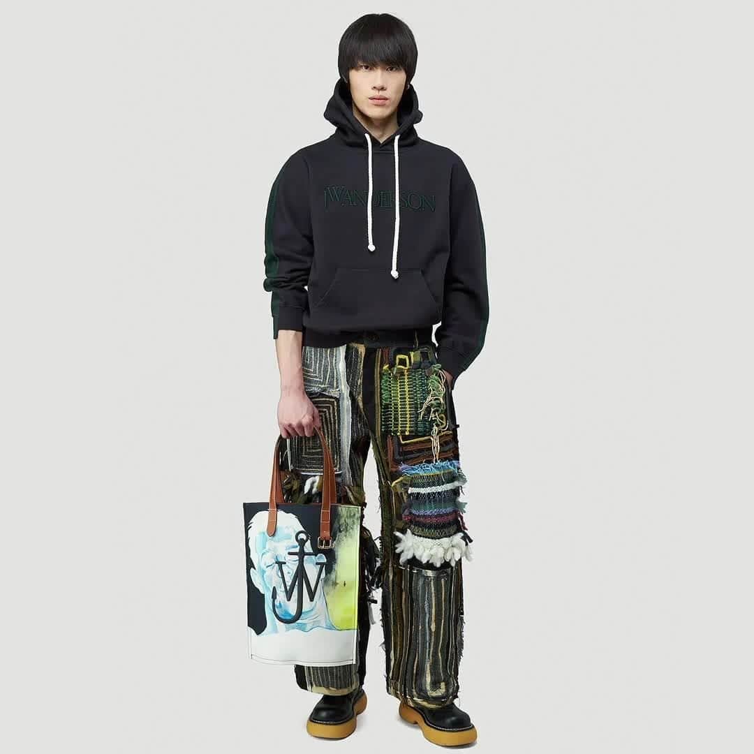 エルエヌシーシーのインスタグラム：「New season @jw_anderson ready-to-wear and accessories have has landed at LN-CC. Carving out a style that's consistently unexpected but very much his own, Jonathan Anderson always brings a fresh perspective to design.」