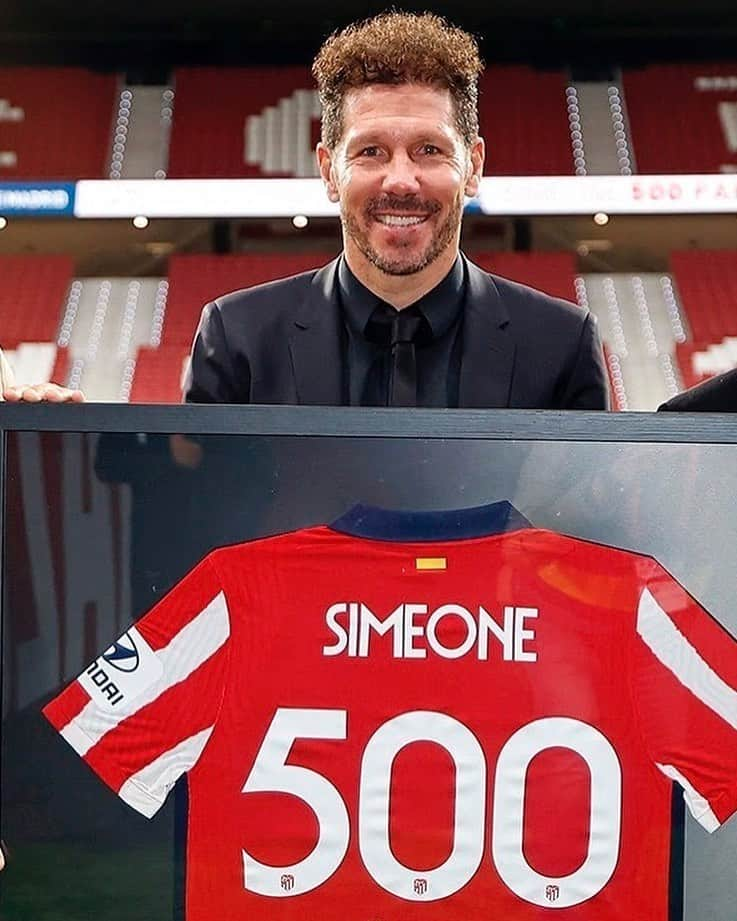 LFPさんのインスタグラム写真 - (LFPInstagram)「5️⃣0️⃣0️⃣ games as @atleticodemadrid manager. ✅ 𝐋𝐄𝐆𝐄𝐍𝐃 @simeone! ❤🙌🤍  𝙋𝙖𝙧𝙩𝙞𝙙𝙤 𝙖 𝙥𝙖𝙧𝙩𝙞𝙙𝙤... ¡hasta los 5⃣0⃣0⃣! ✅ ¡Enhorabuena, Simeone! ❤🙌🤍  #Simeone #Atleti #AtletiGetafe #KickOut2020 #2020APatadas」12月31日 21時01分 - laliga