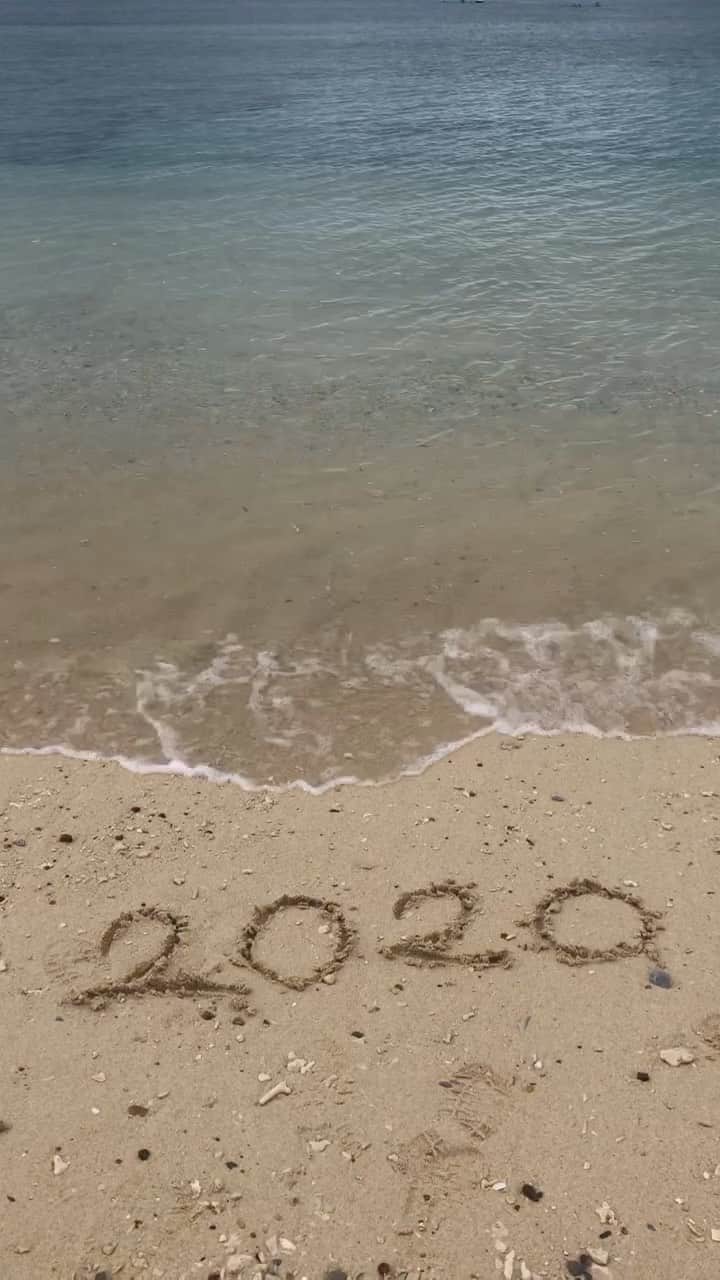 横山エリカのインスタグラム：「Thank you 2020! I'm gonna miss the way you look and sound🤟"twenty-twenty"  Here's a recap of my year💛  2020年をまとめてみました😁 意外とおさまりきらない位いろいろあったなぁ〜と改めて✨ 本当にありがとうございました🙇‍♀️」