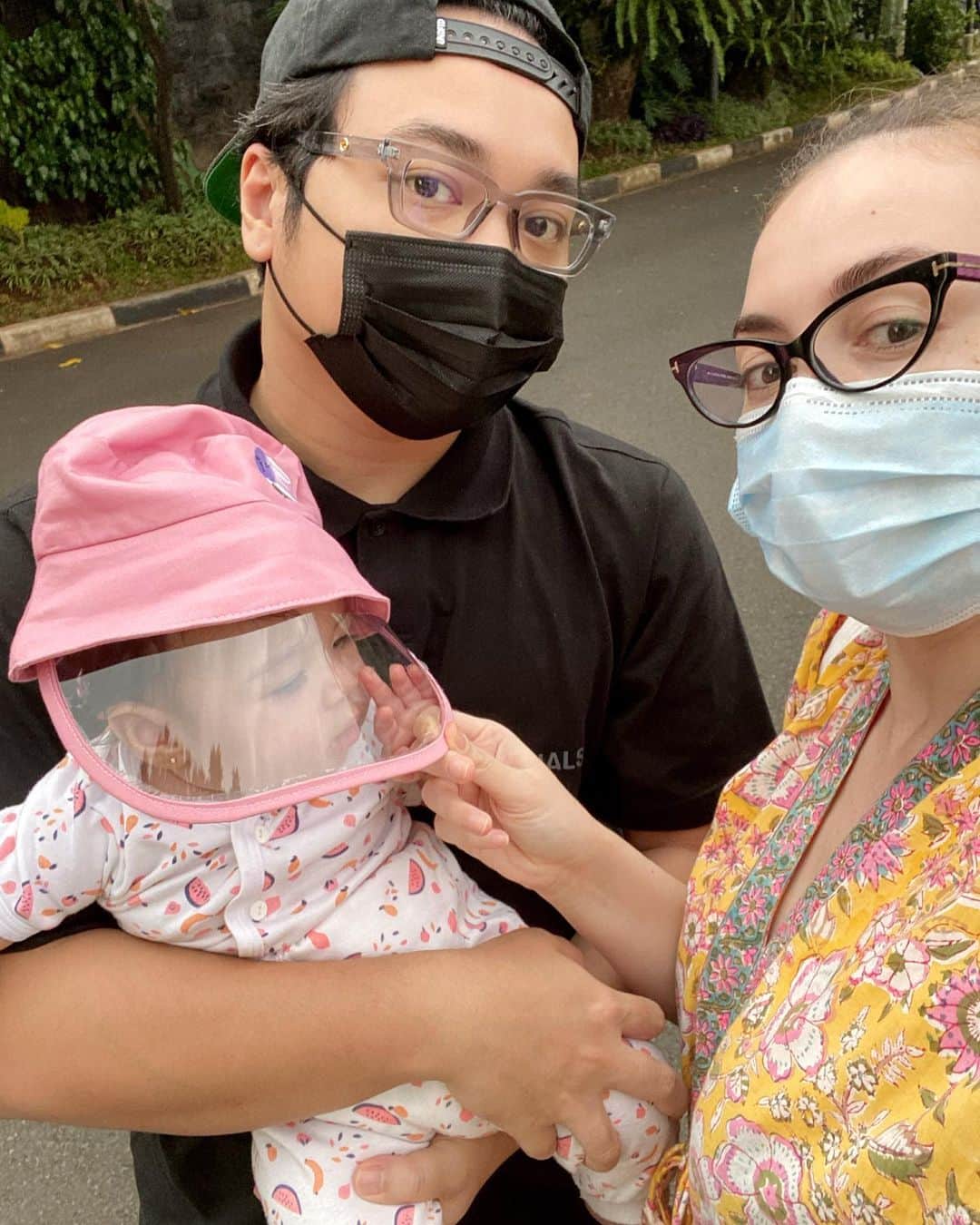 Rianti Cartwrightのインスタグラム：「last family stroll of 2020」