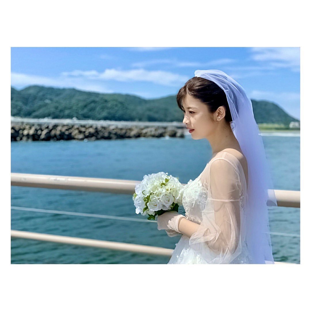 のインスタグラム：「💐  良いお年をお迎えください。 2021年1月から #3Bの恋人 をお楽しみに🤍  #ABCテレビ 2021年1月10日（日） #テレビ朝日 2021年1月9日（土） 放送スタート❤︎  #3Bの恋人  #馬場ふみか #神谷健太 #HIROSHI #桜田通」