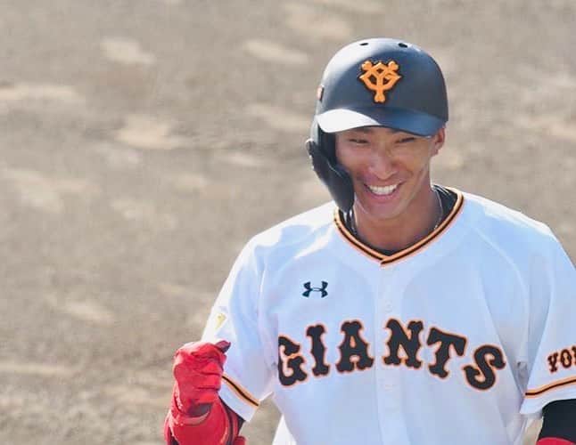 八百板卓丸のインスタグラム：「2020年も残りわずか 笑顔でいきましょう！ 皆様良いお年を🌅」