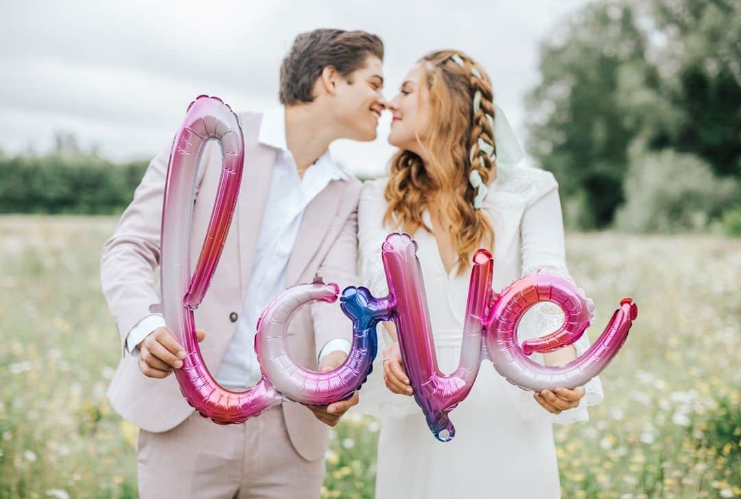 ミナのインスタグラム：「2020 was such a bizarre and tough year but went by so quick!⁠ ⁠ I acquired Indiebride London in February 2019 and a year later was faced with quite the challenge. I’ve had worked very hard to grow my business and in 2020 I just tried to keep it afloat. I’ve been devastated for my brides who faced a massive decision to either postpone their wedding or change it completely to only celebrate with a handful of friends and family. But I’ve been amazed to see how people cope under these weird times. How couples have made difficult decisions, how my fellow suppliers have reinvented themselves and how the wedding sector has come together to campaign for a roadmap to allow safe weddings again (still waiting for that roadmap though). ❤️⁠ ⁠ It’s been a tough one, but I’m lucky and feel privileged that my business is still afloat when I see other small businesses shutting down around me. Sending all my love to fellow business owners! ❤️⁠ ⁠ Fingers crossed things will soon get better for all of us and that at least the latter part of 2021 would be fairly normal and we start kicking this pandemic’s ass. I want to thank you all my brides, my suppliers and my fellow wedding suppliers for all your support! You’ve been absolutely wonderful and it’s been nice to see people coming together in a disaster like this. Love really seem to conquer all! ❤️⁠ ⁠ Have a lovely New Year’s everyone and welcome 2021! ❤️⁠ ⁠ Miina xx⁠ ⁠ ⁠ Photo & Film - @nikkiwatkinsphotoandfilm Venue - @thebarnatbrookendgreenfarm⁠ Wedding Planner & Stylist - @misscarlysleandco_events⁠ Florist & Stylist - @saras.events.flowers⁠ Stationery - @tiggityboodesign⁠ Cake - @labellecakecompany⁠ Prop hire - @wrenark_⁠ Balloon arch - @creativedecorations⁠ Models - @modelcouple_d.s_ ⁠ ⁠ ⁠」