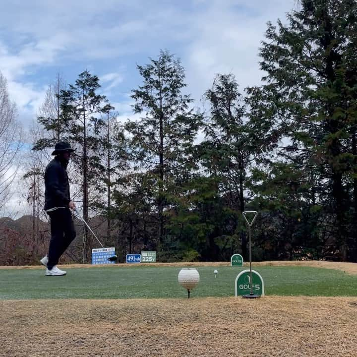 鈴木啓太のインスタグラム：「2020 ⛳️  ラストゴルフは雨☔️  でも、楽しかった〜。 しかもゴルフ5オークビレッジという難コースw  まだまだ下手くそですが、飛距離も伸びてきたし、試合に出たい欲が増してきてます😅  リフレッシュの中にも、向上心を持って取り組みます👍  #golfstagram #golfswing #golflife #golfer」