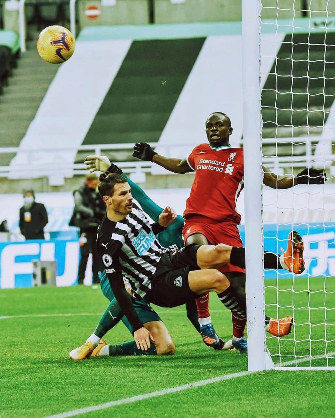 ファビアン・シェアさんのインスタグラム写真 - (ファビアン・シェアInstagram)「A point and a clean sheet against a big team, great fight from the team⚫️⚪️!! Now i wish everyone a good start in 2021🙏🙏. #nufc」12月31日 21時09分 - fabianschaer_official