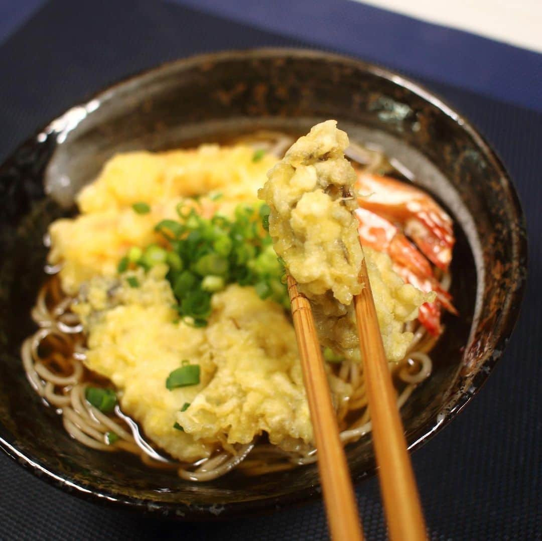 クッキングSパパさんのインスタグラム写真 - (クッキングSパパInstagram)「今年の年越しそばは海老天×2と牡蠣天×3にしました～ 牡蠣の天ぷらは初めて食べましたが凄く美味しいですね！ 七味は京都原了郭の黒七味です。 結構いい値段しますが、めちゃくちゃ美味しいのでお勧めです！   #年越しそば #海老天 #牡蠣天 #Sパパ #天ぷら #大晦日 #料理好きな人と繋がりたいｓ #papadesuyo777」12月31日 21時12分 - cookingspapa