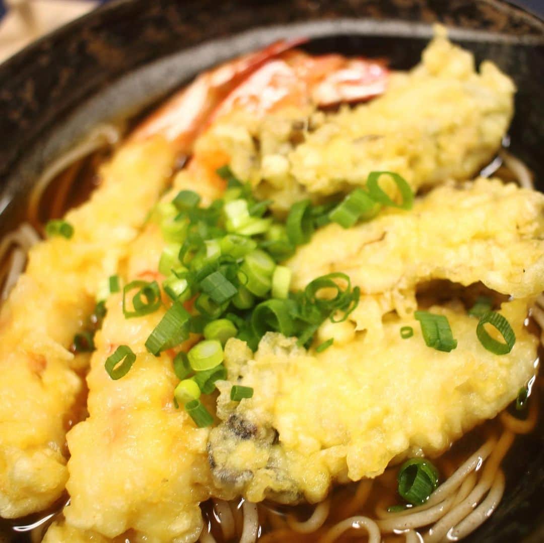 クッキングSパパのインスタグラム：「今年の年越しそばは海老天×2と牡蠣天×3にしました～ 牡蠣の天ぷらは初めて食べましたが凄く美味しいですね！ 七味は京都原了郭の黒七味です。 結構いい値段しますが、めちゃくちゃ美味しいのでお勧めです！   #年越しそば #海老天 #牡蠣天 #Sパパ #天ぷら #大晦日 #料理好きな人と繋がりたいｓ #papadesuyo777」