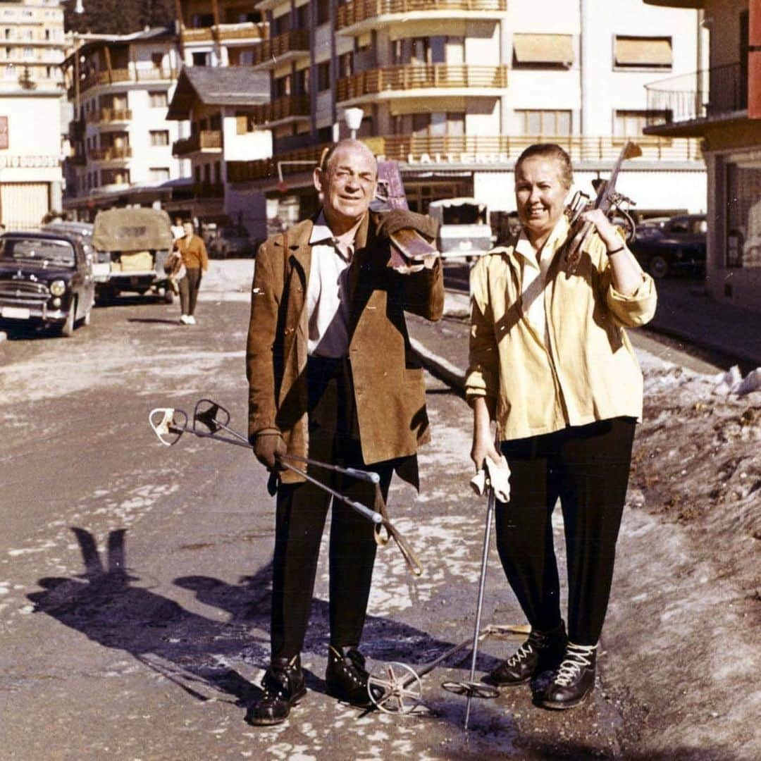 Artekさんのインスタグラム写真 - (ArtekInstagram)「Wishing you a joyful ride into the New Year from the Artek team. Here pictured: Alvar and Elissa Aalto going skiing in Crans sur Sierre, Switzerland in 1959.  Photograph: Photo-Central.   #happynewyear  #alvaraalto  #elissaaalto」12月31日 21時15分 - artekglobal