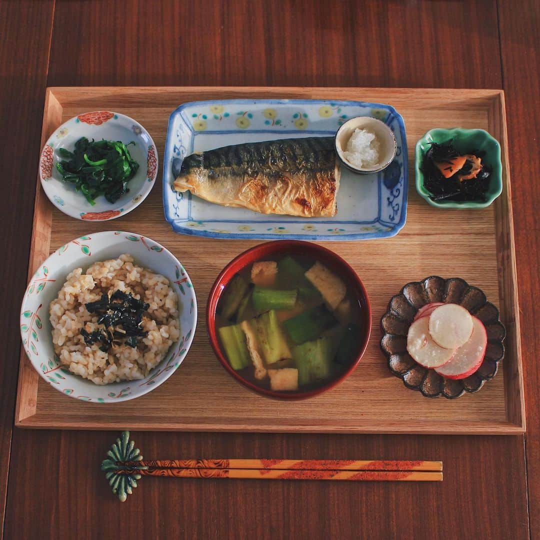 Kaori from Japanese Kitchenさんのインスタグラム写真 - (Kaori from Japanese KitchenInstagram)「2020年一番使ったうつわ達でサバの塩焼き定食。 ・ こんばんは。先日の朝昼ごはん。 今年も残すところあと3時間弱。 こんな時も平常運転の投稿でございます笑 （いろいろ投稿したい写真が溜まってきた） 多分、今年一番使っていただろう器たちで 締めくくりたいと思って投稿。 ・ 今年ほど普通の生活に感謝した年はありません。 本当に2020年は、みんな、たくさんがんばりました。 わたしも頑張りました。 まだまだ終わりは見えないですが お正月は静かに自分自身を労ってあげてください。 昔から見てくださってる方、 今年フォローしてくれた方、 たまたまこの投稿を見てくださった方、 ひっそりと薬膳の話を読んでくださった方、 コメントやメッセージをくださった方、 皆々様ありがとうございました。 年末年始は漫画アプリと映画と読書大会するぞ。 では良いお年をお迎えください。 ・ ・ ・ 【おしながき】 玄米ごはん グリルしたねぎと油揚げのお味噌汁 赤大根の塩麹和え さばの塩焼き ほうれんそうのお浸し ひじきの煮物 ＊薬膳走り書きは本日お休みします＊ ・ ・ ・ 2020.12.31 Thu Hi from Tokyo! Here’s Japanese brunch:Brown rice, miso soup, grilled mackerel, simmered pumpkin, boiled spinach, pickled radish, and simmered hijiki seaweed. Thank you all my followers and visitors for stopping by my pics this year!! Love you all xxx ・ ・ ・ #Japanesefood #breakfast #朝ごはん #おうちごはん #早餐 #薬膳 #うつわ #自炊 #家庭料理 #一汁三菜 #和食 #松浦コータロー #小澤基晴」12月31日 21時16分 - coco_kontasu