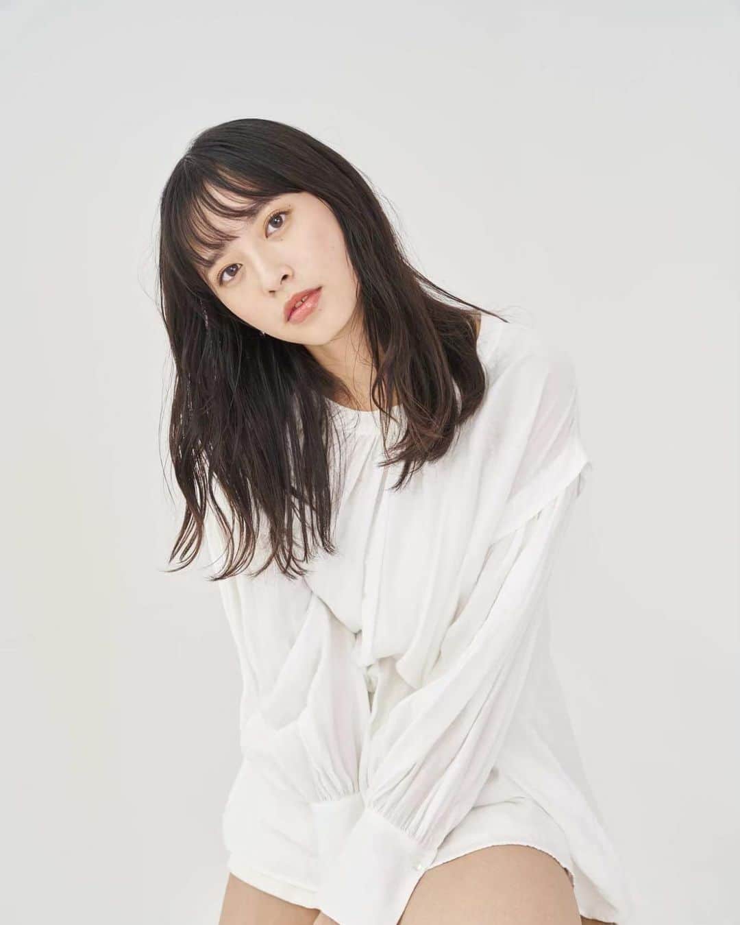 大槻りこのインスタグラム：「. . 2020年ありがとうございました🙇🏼‍♀️ . 今年は誰もが思うようにいかなかったり苦しい想いを必ずした1年だったと思います。 . 私も変化の多い1年で 正直心が追いつけなかったり、身体的にも精神的にも辛い時がありました。 それでも笑顔でいられたり楽しい思い出があったのは、友達や家族・事務所の方々はもちろん、何よりもファンの皆さんがいてくれたからです🌷 また、今年は新しい出会いの多い1年でもありました✨ . 来年はさらに飛躍できるように、また、自分自身が自立して成長できるように頑張ります💪🏻 これからも応援してくれたら嬉しいです！！ . 2021年、笑顔で迎えましょう☺️♡ よいお年を！」