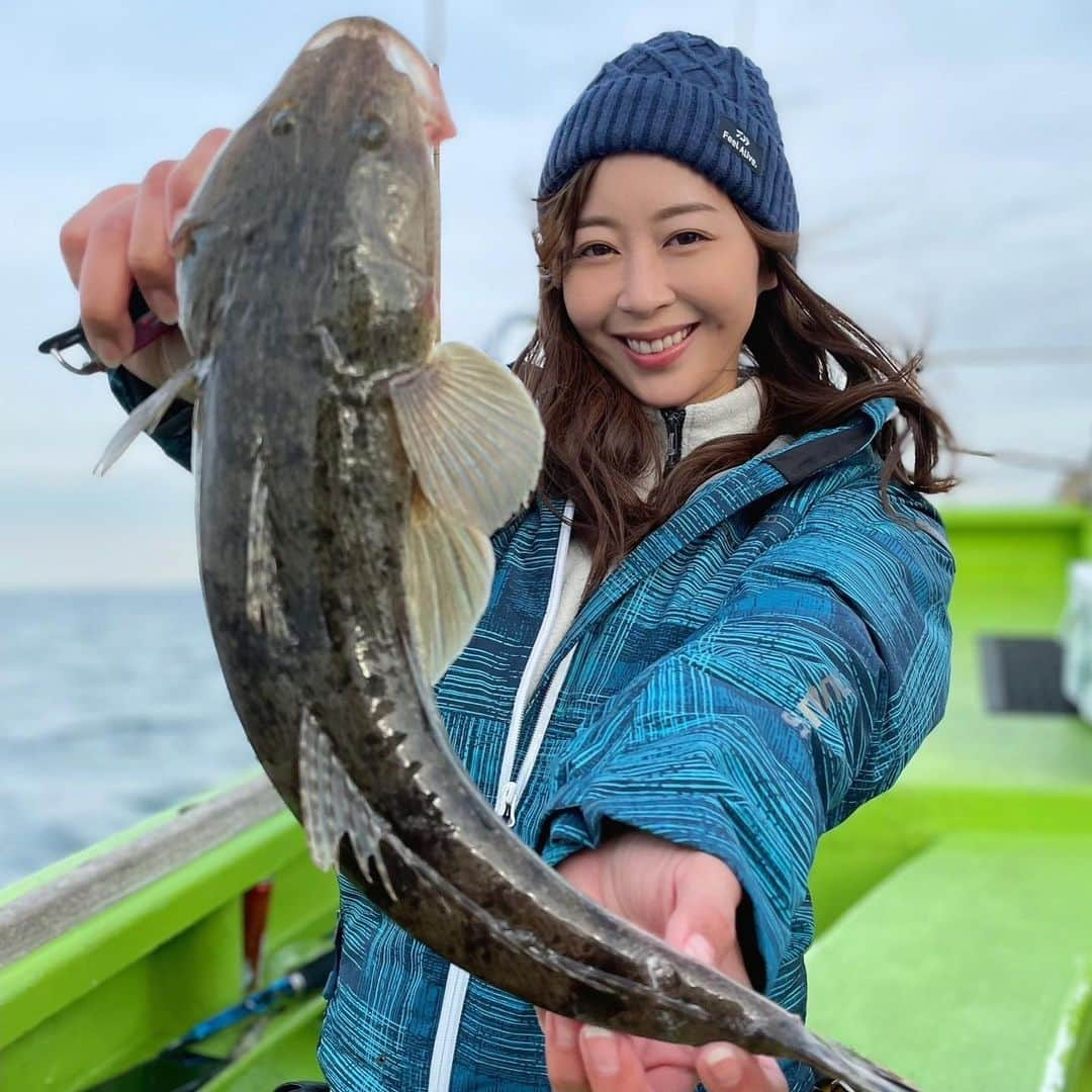 富士村彩花さんのインスタグラム写真 - (富士村彩花Instagram)「・﻿ ﻿ アマダイで綺麗に釣り納めたはずが（笑）﻿ ﻿ 「明日凪だなぁ」なんて思っていたところにちょうどタイミングよく「明日何してるの？マゴチ行かない？」と連絡あって、ついノッてしまいました🤣﻿ ﻿ 前回、深場ルアーでコテンパンにされたので﻿ 今回は初めてのエサマゴチに挑戦‼️﻿ ﻿ 釣り納めなのに初めての釣り方なんて危険なものはないよね…🤣笑（釣果的に）﻿ ﻿ エサマゴチ難しいって聞くし、釣り納めなのにボウズだったらどうしよう…と思ってドキドキしながら乗船しましたが…﻿ やっぱりこの1年間ガムシャラに釣りばっかりやってきたことは確実に身になってて。﻿ 竿先をじーーっと凝視しなくても、わずかなアタリもきちんと手元で取れるようになってきたことが嬉しい‼️﻿ ﻿ そしてエサマゴチの「来るか…来るか…来い！」みたいなやり取りがめちゃ楽しすぎる😳✨﻿ なんかあとから仲間に聞いたけど、やり取りしてる時の私すっごい楽しそうだったらしくて笑いました。笑﻿ ﻿ 無事に良い型のマゴチをGET‼️﻿ ﻿ エサマゴチがあまりに楽しすぎて、新年早々にまた予約してしまいました🤣笑﻿ そんなわけで、釣り納めも釣り初めもマゴチです💓﻿ ﻿ 皆さま来年もよろしくお願いいたします。﻿ ﻿ ﻿ #釣りガール  #釣り女子  #釣りたガール  #釣りモデル  #釣り女  #アングラー  #道産子アングラー  #釣り好き  #釣り好きな人と繋がりたい  #東京湾  #船釣り  #海釣り  #釣りが好き  #釣果  #オフショア  #釣果  #釣り好きと繋がりたい  #マゴチ釣り #深川吉野屋 #富士村彩花」12月31日 21時16分 - ayaka.prestige