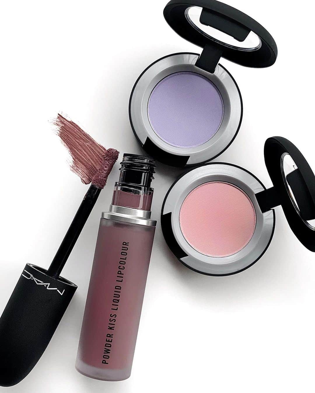 M∙A∙C Cosmetics Japanのインスタグラム：「パウダー キス アイシャドウ新色で透明感のあるライラックメイク🌸💭上下まぶたに入れて囲み目にすると、ほどよくカッコよさも演出できます✨メイクルックは2枚目をチェック👉 ㅤ ＊EYES ☑︎パウダー キス アイシャドウ/ フェルト キュート、サッチ ア チュール ＊LIPS ☑︎パウダー キス リキッド リップカラー/ フェロッシュ! ㅤ ＜全国のM･A･Cカウンター限定＞ 12/26(土)～、対象製品*をご購入で、 ミスト化粧水、クレンジングオイル、ストロボクリームの中からお好きなアイテムのデラックスサンプルをプレゼント🎁なくなり次第終了なので、お早めに✨ *対象製品 ・パウダー キス アイシャドウ（既存色含む） ・ダズル シャドウ ・ダズル シャドウ リキッド ・パウダー キス リキッド リップカラー(新色) ・パウダー キス リップスティック(新色) ㅤ #MACPowderkiss #MACパウダーキス」