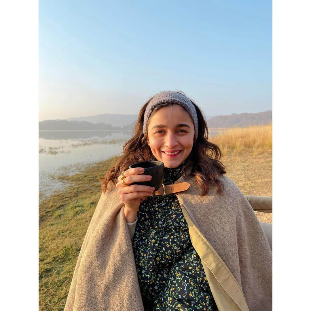 アリア・バットのインスタグラム：「on some days happiness smells like coffee, breeze & trees ☕️🌴   📸 @shaheenb」