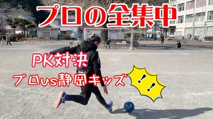 のインスタグラム：「「なぜあなたは強く生まれたか わかりますか？」  映画鬼滅の刃の劇中 幼い頃の煉獄さんに お母さんが問うシーンがあります。  なぜ生まれたか。 なぜ自分はそうなのか。  自分も内面と 向き合う年になった人も いたかもしれません。  明確な答えがないので 考えるだけムダという人も いるかもしれません。  でもそこに何かを見出せると 人はまっすぐ生きれるのだと思います。  それは正しく生きるとか 効率的に生きる正解とは 違うかもしれません。  もしかしたら  不器用で損得で見れば 損のように見えるかもです。  心の中の自分のコア。  自分にとって何が大事か。 それを見つめる年でした。  なぜ自分がプロになったのか。 プロとしてやってきたのか。  そんなこたえを もう一度再確認した年に なりました。  それぞれが大事なものを 大事にしながら生きられる世を 祈って。  今年1年お世話になりました。 よいお年を。  来年もよろしくお願いします。」