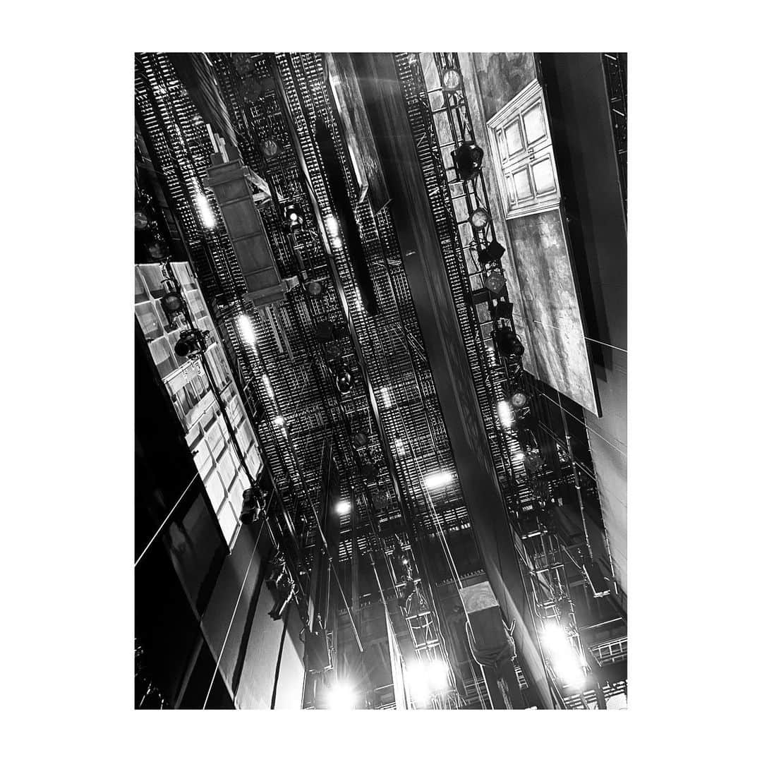 橋本淳のインスタグラム：「. 舞台「No.9 不滅の旋律」  年内の公演が終了しました。 これで2020年仕事納め。  色々あった年でした 大変な年でしたね  年が変わっても すぐに落ち着くことはないかもしれません でも、この先に待っている未来が 少しでも明るいものと、信じて 今は一歩一歩 ゆっくりでも 前に歩いて行きます。  皆様にとって、 2021年という年が 素敵でありますように。  今年もたくさんお世話になりました 少しでも恩返し出来る様に 来年も精進します。 楽しみにしていてくださいね。  ありがとうございました。  皆様、良いお年を！  ひひひ  2020.12.31」