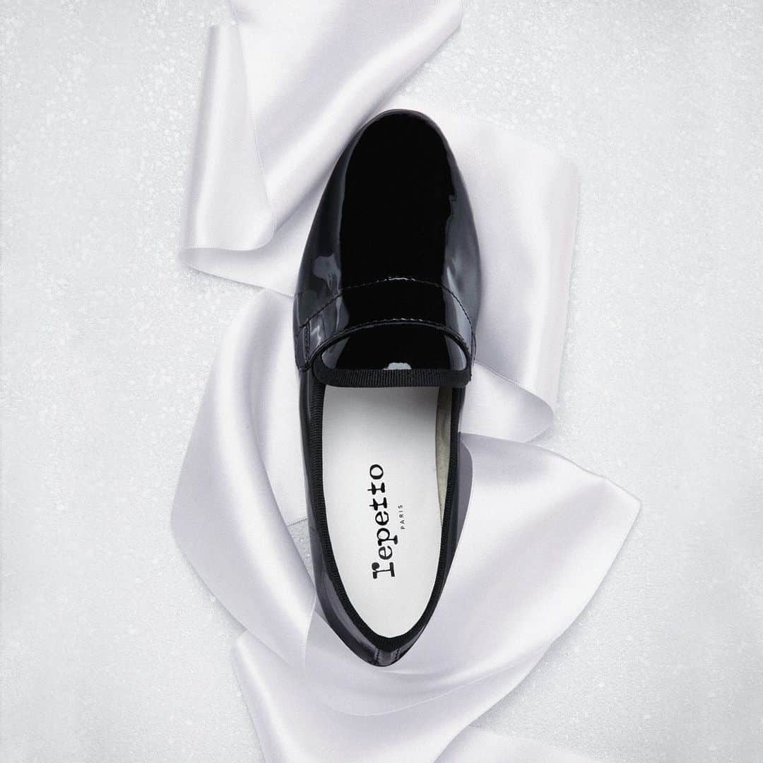 Repettoさんのインスタグラム写真 - (RepettoInstagram)「Ce soir, laissez le Mocassin emblématique du roi de la pop animer vos pas de danse 🕺  Tonight, let the king of Pop's emblematic loafer bring your danse steps to another level 🕺  .#2021enRepetto .#repetto #repettoshoes #newyears #MocassinsMichael #mocassins #loafer」12月31日 21時22分 - repettoparis