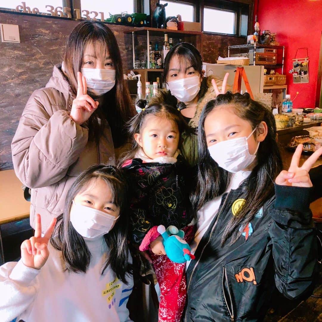 れのれらTVのインスタグラム：「＊-＊-＊-＊-＊-＊-＊-＊-＊-＊-＊-＊ ・ 【オードブル】 ・ ・ 知り合いのオードブルをれのれら隊仙台支部の皆様が購入してくれました😍 ・ ちょうど時間が合ったので久々にマルさんファミリーと再会🙇‍♂️❣️ 写真をパチリ✨ありがとうございました❣️ ・ ・ #れのれらtv #れのれら隊 #れのれら隊仙台支部 #3姉妹 #塩釜 #ニッチ #オードブル #娘 #家族 #親バカ部 #宮城 #おススメ #youtuber  ・ ＊-＊-＊-＊-＊-＊-＊-＊-＊-＊-＊-＊」