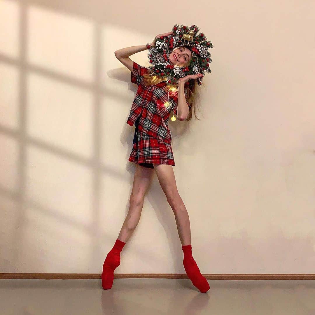 ダリア・イオノワのインスタグラム：「С Наступающим Новым Годом, Дорогие Друзья!  Stay strong and keep trudging on!  Happy New Year, everyone  🎄🕯♥️」
