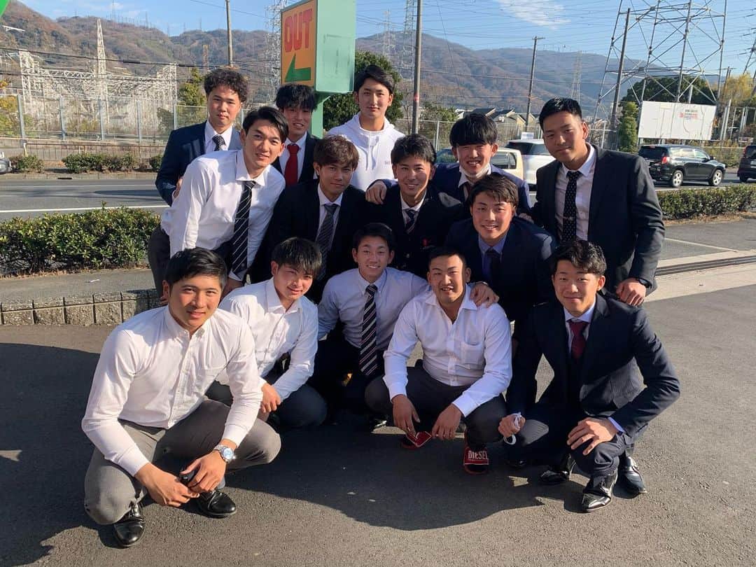 のインスタグラム：「今年一年ありがとうございました。 来年もよろしくお願いします。  年内に高校に挨拶いけてよかったです！皆んなにも会えました🙂」