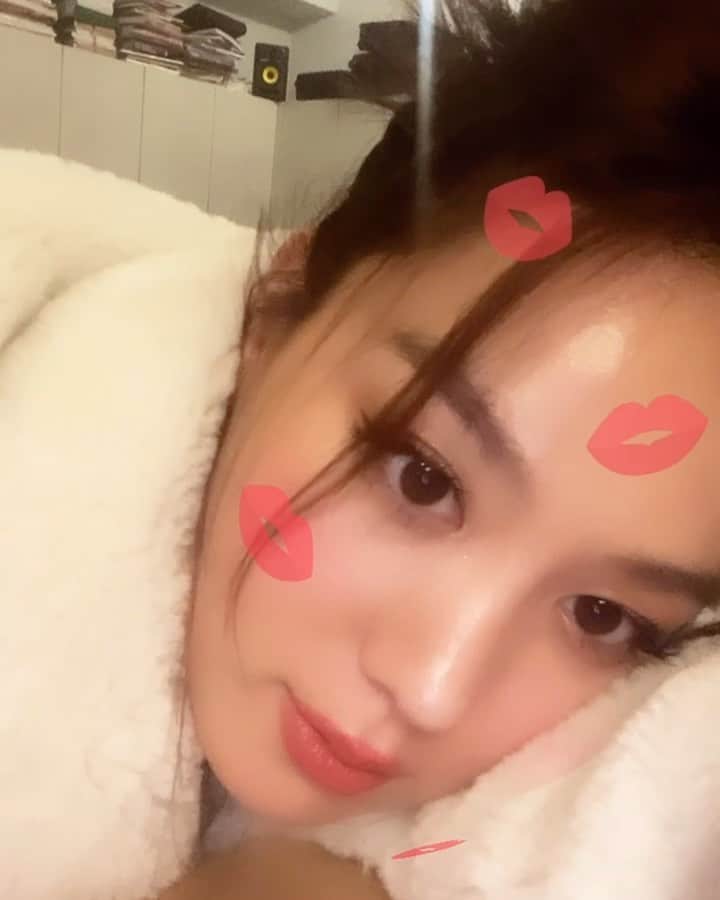 キム・ヒジョンのインスタグラム：「새해 복 많이 받으세오! 💗 Farewell 2020! Happy new year everyone may yours be full of love! 💞💞」