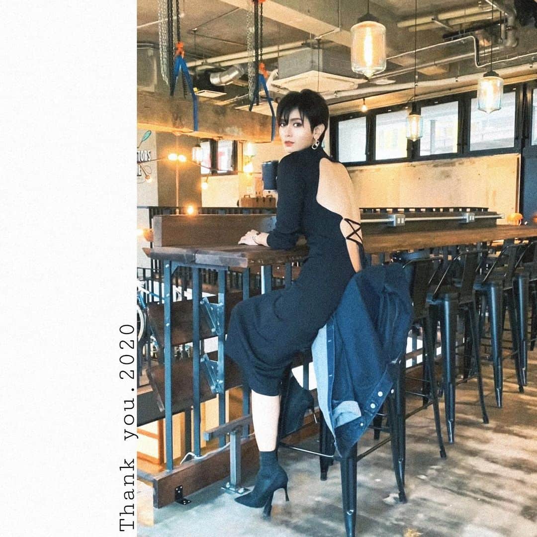 金城優華のインスタグラム：「応援してくださっている皆様へ 今年もお世話になりました!!  2020年… 大きな変化の年。  『あたりまえ』が尊いものだと 感じた年。  個人的には 沢山悩み葛藤もありましたが 悩んだ分色々な点と点が生まれた 実りある年でした。  家族の愛に支えられ  会えない中 それでも繋がる関係は 本当に大切な存在なのだと改めて感じ  『3密』は出来ずとも 素敵な方々と密な出逢いが生まれ  この時代に この様な出逢いが出来た事 幸せに思っております。  応援してくださっている 皆様の存在も 私を奮い立たせてくれる 尊い存在です。 ありがとうございます。  見た目も長年続けたロングから ショートへ変化しましたが 内面的にも『変化』の大きな年でした。 その変化も 皆さまのコメントであったり 街中でのお声かけが とても大きく影響している と思います。  この気持を2021年に持ち越し 更に皆さまの応援に応えられるような 大人になりたいと思います！  改めて 2020年、大変お世話になりました。 ありがとうございました。 2021年 素敵をシェアが出来る年になるように… みんなで幸せいっぱいの、年にしたいですね!!  皆様の幸せを願って 2020~2021へ。  素敵な時間をお過ごし下さいませ♪  Thank you for everyone. I hope you a  great year !! Have  a nice  new years eve!  #2020  #newyearseve  #holiday  #年末  #okinawa #沖繩 #金城優華」