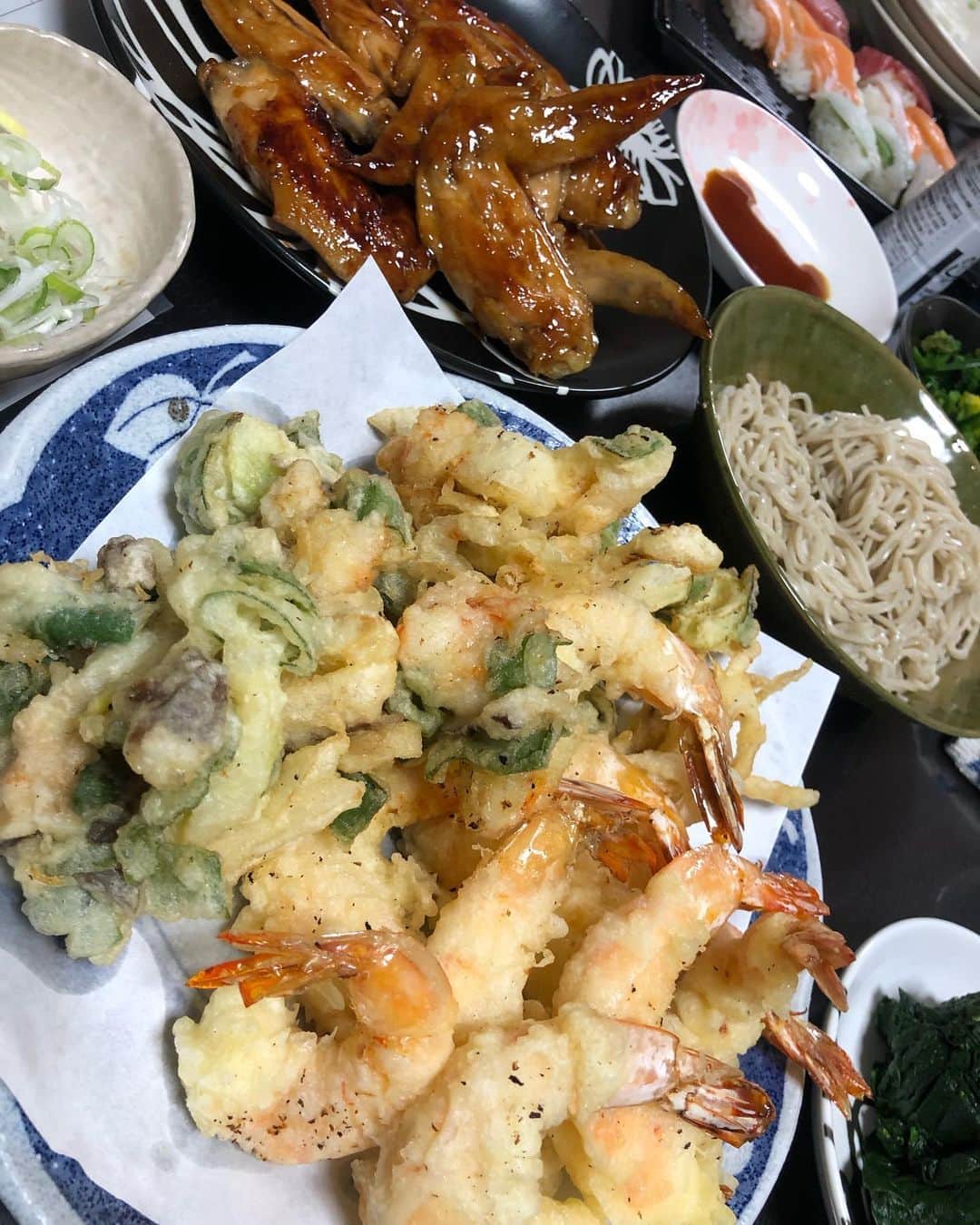 中野みやびのインスタグラム：「夜ご飯❕  #大晦日 #夜更かし #夜 #night #天ぷら #令和2年 #ラスト #今年最後 #今年 #最後 #夜ご飯 #蕎麦 #手羽先 #very #good #お蕎麦 #love #お寿司 #中野みやび #みやび」