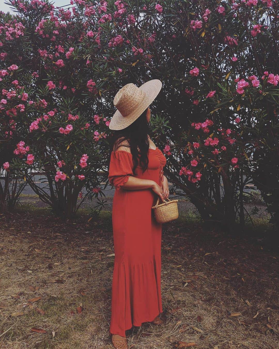 amiのインスタグラム：「. . . . 今年もあと数時間という事でご挨拶を。 皆さん今年もお疲れ様でした。 そして沢山の愛と応援ありがとうございました。 今年は辛く辛抱が必要な年でしたね。 大切な人に会えない。 それがより大切な人を大切だと 改めて思わせてくれたように感じます。 外に出て四季を感じられる事や 家族や友達とただ会って話す事が どれだけ尊く自分にとって必要な事か 痛いほど感じたのと同時に当たり前の日常に感謝が出来ました。 . プライベートでは別れも多い一年でした。 ですが、素敵な出会いも沢山ありました。 . お仕事ではRosalitaで沢山制作をし動画を制作し "作る"という事が好きだなと感じた年でした。 . 心機一転小さな部屋で生活も始め それが私の助けにもなりましたし 癒しにもなってくれました。 . 今年も沢山の方から愛やコメントを沢山頂いて 動画を見て頂いて Rosalitaを購入して頂いて ありがとうございました。 . 来年も宜しくお願い致します。 . 皆様ゆっくり休んで良いお年をお過ごし下さい。 . . 愛を込めて。Ami」