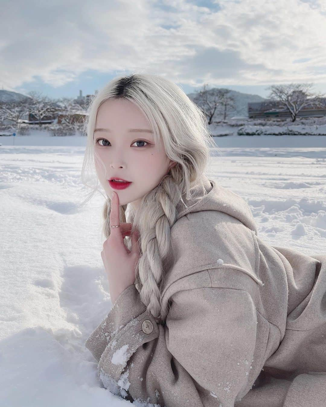 オ・ジウンさんのインスタグラム写真 - (オ・ジウンInstagram)「2020 마지막 게시글 ꢭ ❄️ 정읍은 눈이 많이와서 거의 다른세상☃️ 눈사람도 몇년만에 만들고 (손 너무 시림) 올 해 마지막 예쁘게 보냈다 ♡  다들 올 한 해도 고생하셨어요 🐰」12月31日 21時24分 - gini_s2_