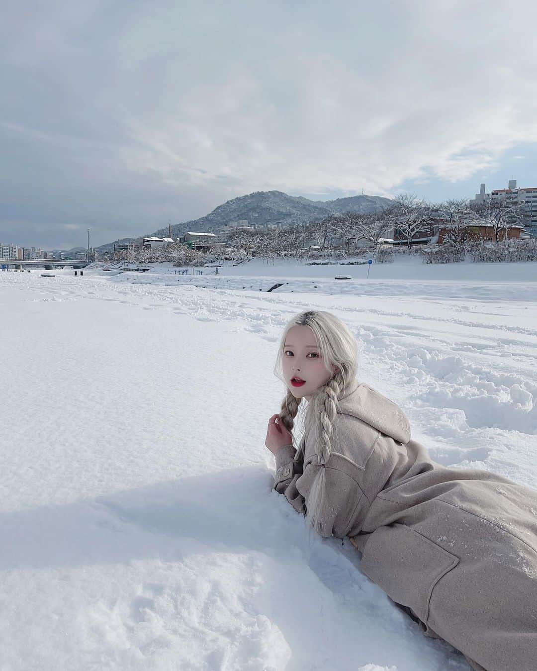 オ・ジウンさんのインスタグラム写真 - (オ・ジウンInstagram)「2020 마지막 게시글 ꢭ ❄️ 정읍은 눈이 많이와서 거의 다른세상☃️ 눈사람도 몇년만에 만들고 (손 너무 시림) 올 해 마지막 예쁘게 보냈다 ♡  다들 올 한 해도 고생하셨어요 🐰」12月31日 21時24分 - gini_s2_