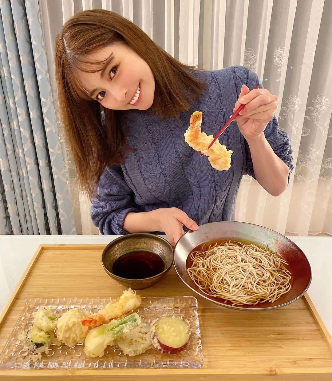 得あゆさんのインスタグラム写真 - (得あゆInstagram)「2020年ありがとうございましたっ！ 今年一年はお仕事もプライベートも 私の人生において1番変化のある一年間でした。 ……書きたい事は山ほどありますが、 一言で！大大大満足の最高の2020年でした！ 出会えたみんなに感謝してます😚 ありがとうございます♡ 来年も！もちろんよろしくお願いしますねっっっっ♡ ・ 良いお年をお迎えくださいっ！🐭→🐮 #thankyou2020 ・ ・ ・ ・ ・ ・ ・ ・ ・ ・ ・ #2020#2020年#ありがとう#感謝#年末#年末年始#年越し#年越しそば#蕎麦#天ぷら#良いお年を#お正月#夜ごはん#振り返り#日本食#和食#ナチュラルメイク#大人可愛い#オトナ女子#大人カジュアル#ニット#ニットワンピ#家族#インスタ映え#カメラ女子#おうちごはん#おうちカフェ#2020vision#soba」12月31日 21時25分 - tokuayu819