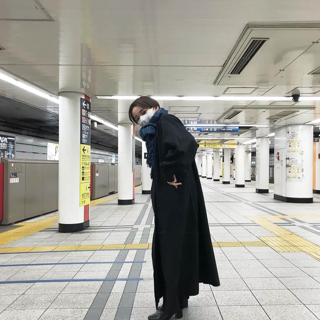 narumiのインスタグラム：「ㅤㅤㅤㅤㅤㅤㅤㅤㅤㅤㅤㅤㅤ ㅤㅤㅤㅤㅤㅤㅤㅤㅤㅤㅤㅤㅤ 2020、友達や家族に会える機会が少なくなってしまって悲しかったけど、 自分のやれる事、やりたい事に全力で挑戦できた1年でした、走り抜けました。 それも、周りの友達や応援してくださる方々はもちろん、私を見つけてくださった美容師さんやカメラマンさん、企業の皆さんのおかげです。本当にありがとうございます。お世話になりすぎました。 ㅤㅤㅤㅤㅤㅤㅤㅤㅤㅤㅤㅤㅤ 2021は、社会に出る身として、もっともっと自分に厳しく、周りには温かく笑顔を届けられるように生きていきたいです。 あと、毎日予定詰め込みすぎて体調崩すのもやめます。健康第一❕ 私の人間としての成長を見せられるように、色んなこと吸収していきたいな。あとたくさん美味しいもの食べたいな。 ㅤㅤㅤㅤㅤㅤㅤㅤㅤㅤㅤㅤㅤ ㅤㅤㅤㅤㅤㅤㅤㅤㅤㅤㅤㅤㅤ それでは、良いお年を〜👼🏻」
