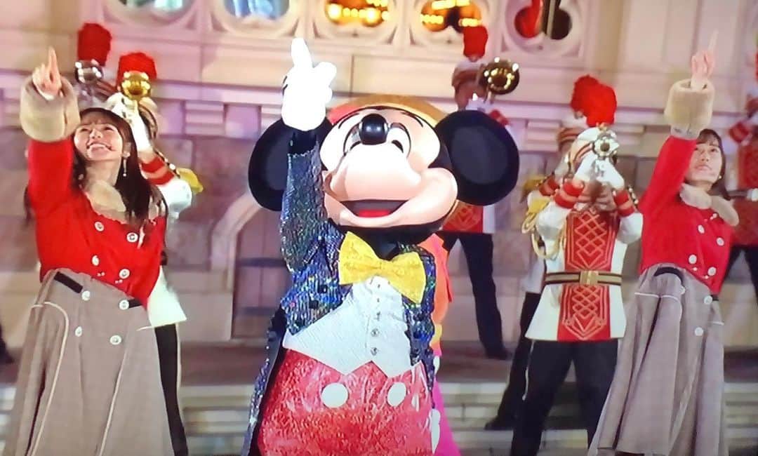 waco⭐️CHACOのインスタグラム：「紅白歌合戦 乃木坂46ディズニーメドレー🏰🐭❣️  衣装スタイリスト森さんの衣装に合わせてシルバーのアクセサリーを作製いたしました。  キラキラのカットガラスとシルバーのラインにスワロフスキーのボールでゆらゆら揺れて可愛かったです😍  @mori_shunsuke_boy 今年もたくさんありがとうございました🙏✨  #乃木坂46 #乃木坂 #乃木坂アクセサリー #アクセサリー衣装」