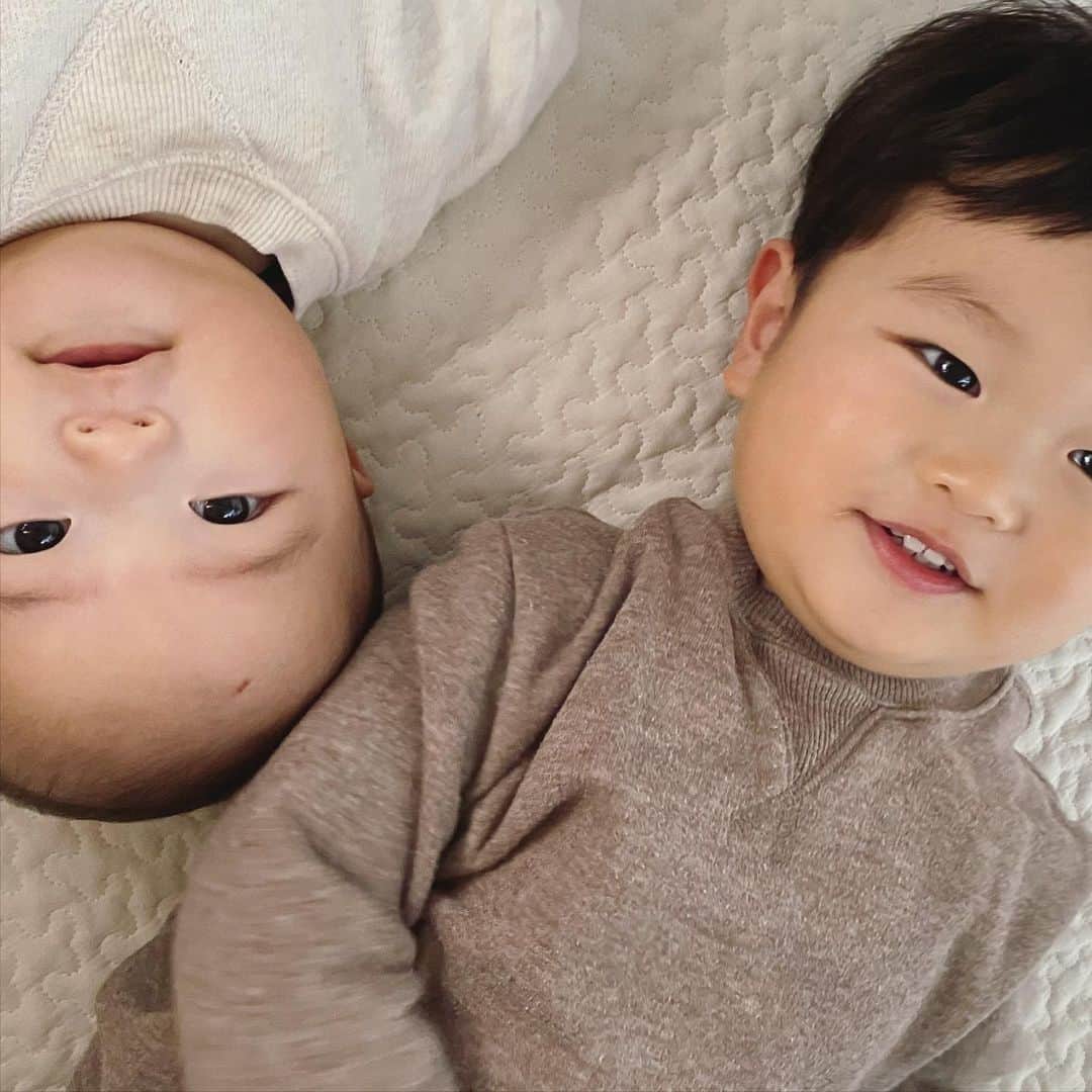 214krnのインスタグラム：「2020last..  今年は妊娠、出産、育児で毎日がばたばたと過ぎていった感じ。  来年は仕事復帰もするし大変やろうけど 楽しい毎日になるといいなあ  #👦🏻👶🏻」