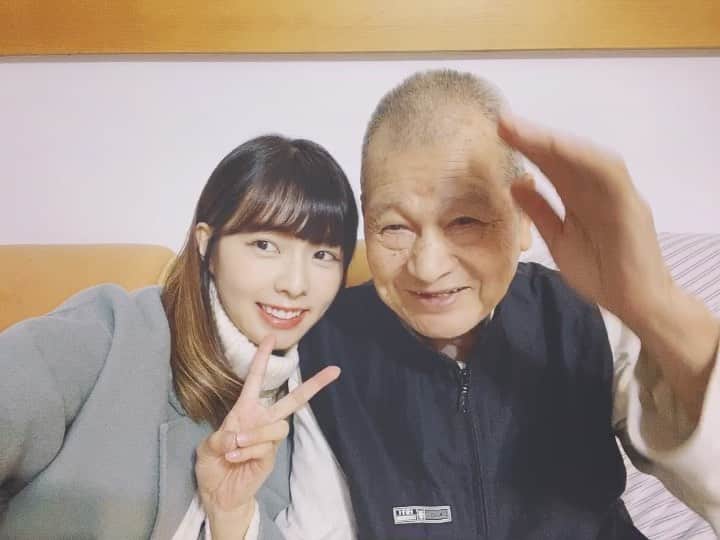 Dewi Chienのインスタグラム：「厚厚啊捏～～👴🏻🧡 2020最後天來看阿公阿嬤，然後在家一起吃個晚餐（每次來都超級飽那種⋯）但簡單的幸福就是這樣嘛！ - #準備開車回家找賴先生了#避寒跨年倒數開始#GO」
