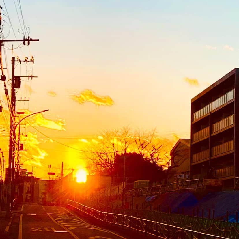 オクイシュージさんのインスタグラム写真 - (オクイシュージInstagram)「思いやり。 与えられたら与え返せるように。 与えられなくても与えられるように。 見栄や面子はドブに捨てて 死ぬまで優しく生きよう。 そう決めたんだ。 #2020#最後の夕陽」12月31日 21時37分 - shujiokui