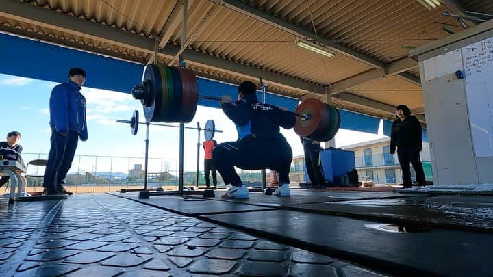 山本俊樹のインスタグラム：「- back  squat 270kg  雨ニモマケズ 風ニモマケズ 耐エテ勝ツ  今年も1年間たくさんの方に 支えて頂き成長させて頂きました！  来年もその方々に恩返しが出来る年に出来る様に 日々精進してまいります！  #ウエイトリフティングやろうぜ  #耐えて勝つ #率先垂範 #FINELAB #CHRIO #CHERANDKER」