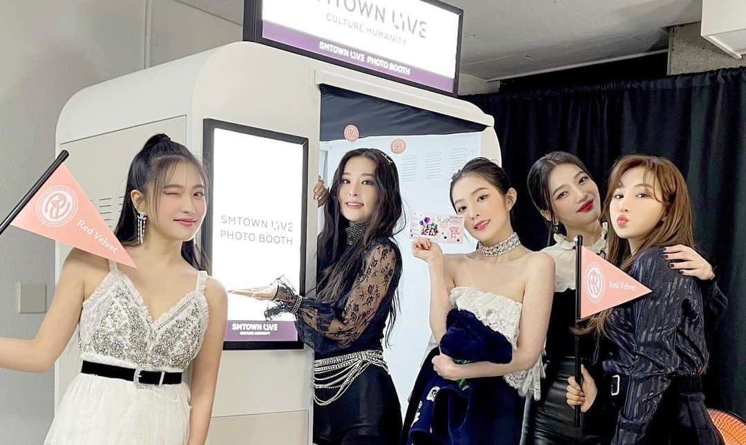 Red Velvetさんのインスタグラム写真 - (Red VelvetInstagram)「🎟 #RedVelvet’s SMTOWN LIVE TICKET 📸  ➫ 01.01.21 1PM KST ➫ 31.12.20 8PM PST ➫ 31.12.20 11PM EST  During this difficult time of COVID-19, enjoy the SMTOWN LIVE “Culture Humanity”concert, that will encourage and cheer you up, for free all around the world.  코로나 19로 힘든 시기, 서로를 격려하고 위로하는 SMTOWN LIVE “Culture Humanity” 전 세계에서 무료로 즐겨요.  #SMTOWN_LIVE_Culture_Humanity #IRENE #WENDY #SEULGI #JOY #YERI #SMTOWN_LIVE #SMTOWN」12月31日 21時30分 - redvelvet.smtown