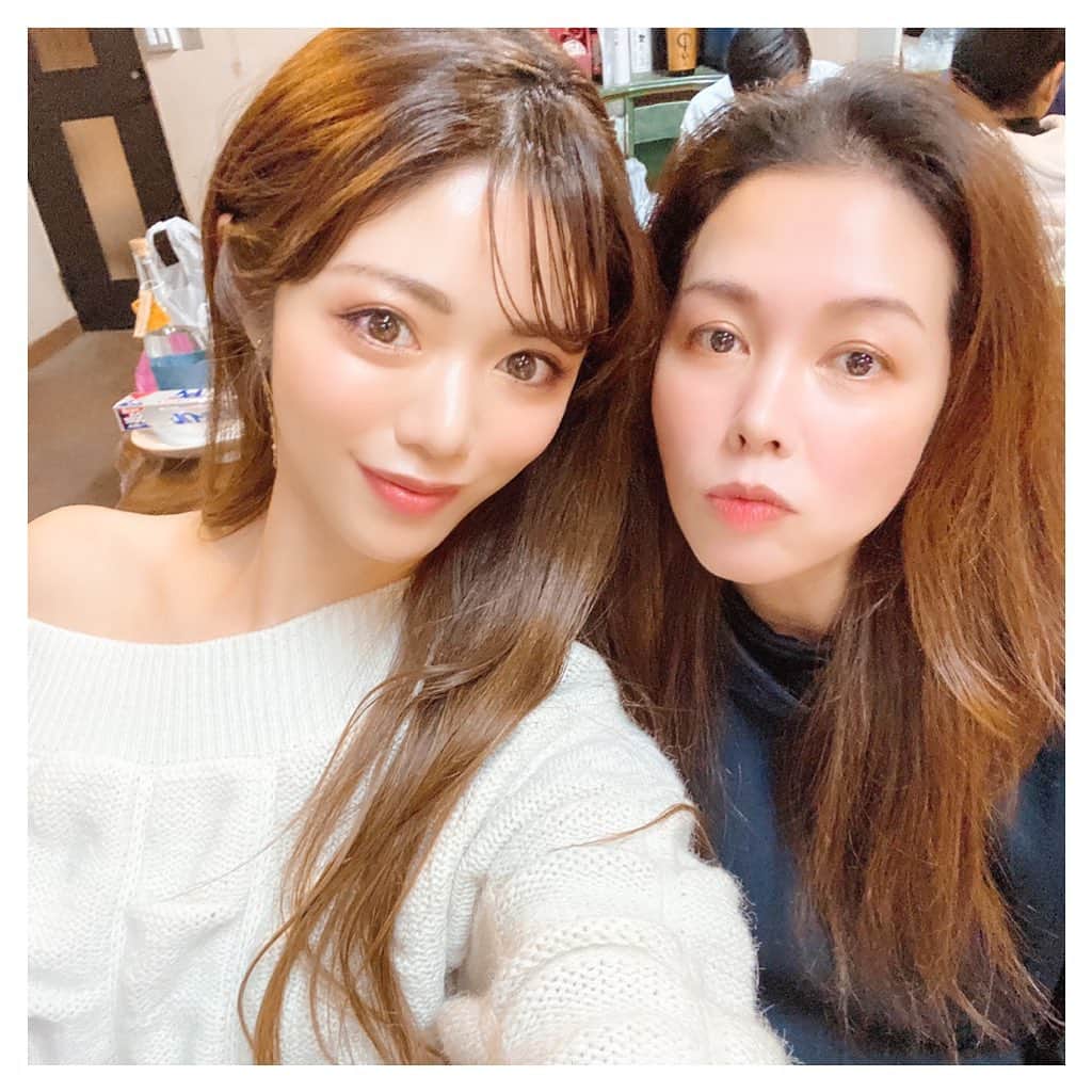 ARIKAのインスタグラム：「大晦日🎍 . 今年も皆さんお世話になりました❣️ 2020年、コロナでどうなるかと思ったけど それを忘れさせてくれるくらい 楽しい事も沢山ありました😊❤️ 沢山の出逢いと 仕事面でも新たなスタートを 切る事ができて幸せです✨  年末年始は地元に帰ってこれたし 楽しいお正月を過ごしてます💕 家族大好きだから帰って来れて嬉しい🥰  2021年も楽しい思い出が沢山できますように🙏 皆さん来年もよろしくお願いします💛 . #お正月 #大晦日 #年末年始 #年越し #家族 #family #幸せ #思い出 #新たなスタート #実家 #香川県 #workout #makeup #hair #me #girl #swag #l4l #love #selfie #bestoftheday #followme #dog #lovedogs #お洒落さんと繋がりたい #おひとり様」