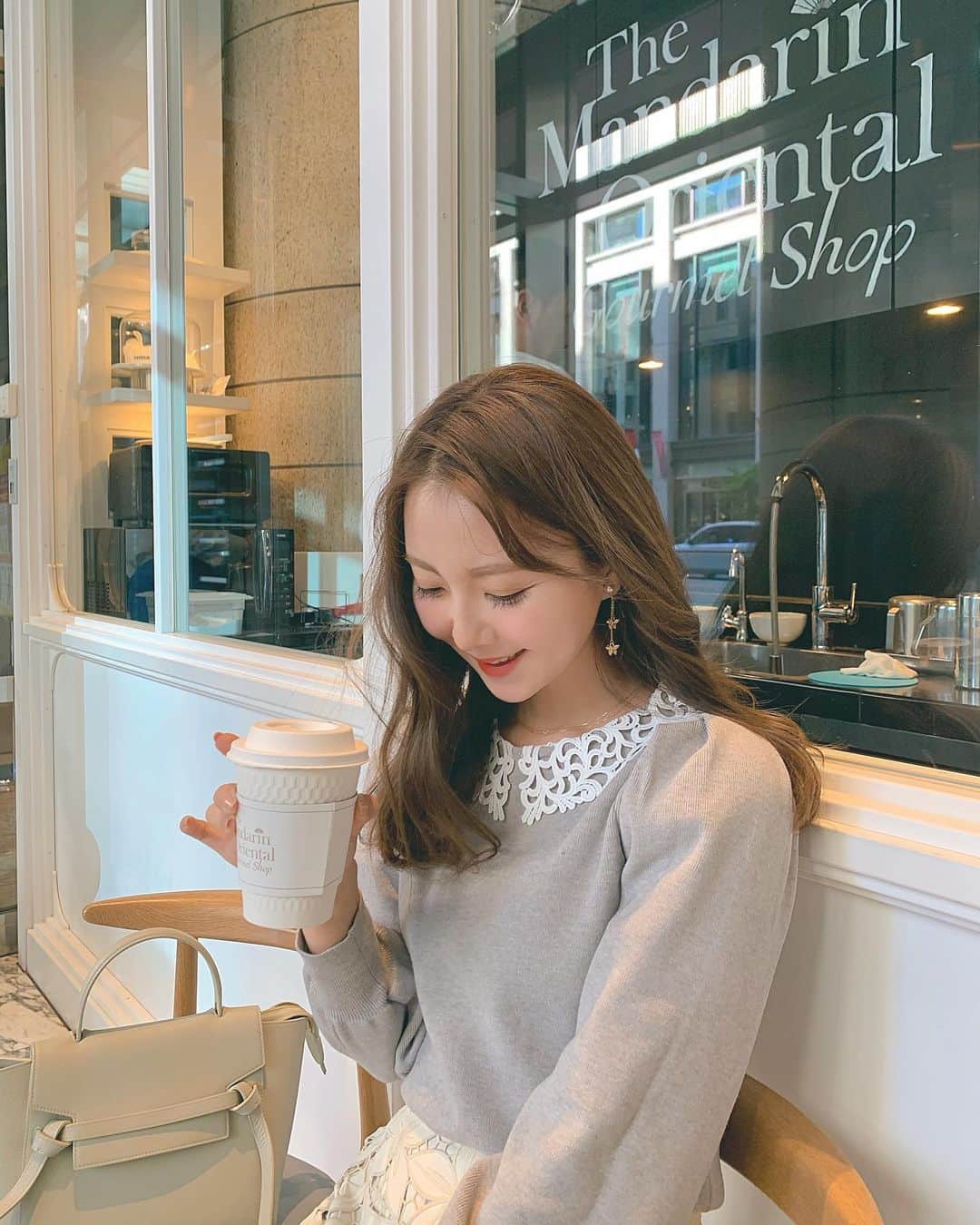 中田絵里奈さんのインスタグラム写真 - (中田絵里奈Instagram)「2020年も残りわずか☺︎  この1年Instagramを通して温かいお言葉に沢山支えられました。ありがとうございます🤍 . 逆境の中でも前に進んで新たな発見をしたり学びがあったり、きっとこんな1年も意味があったんだと思います🕊 . これから迎える1年もみんなで前向きな心で進んでいけますように💫よいお年をお迎えください🕊 . #よいお年を #買い出しの休憩中」12月31日 21時30分 - erinanakata