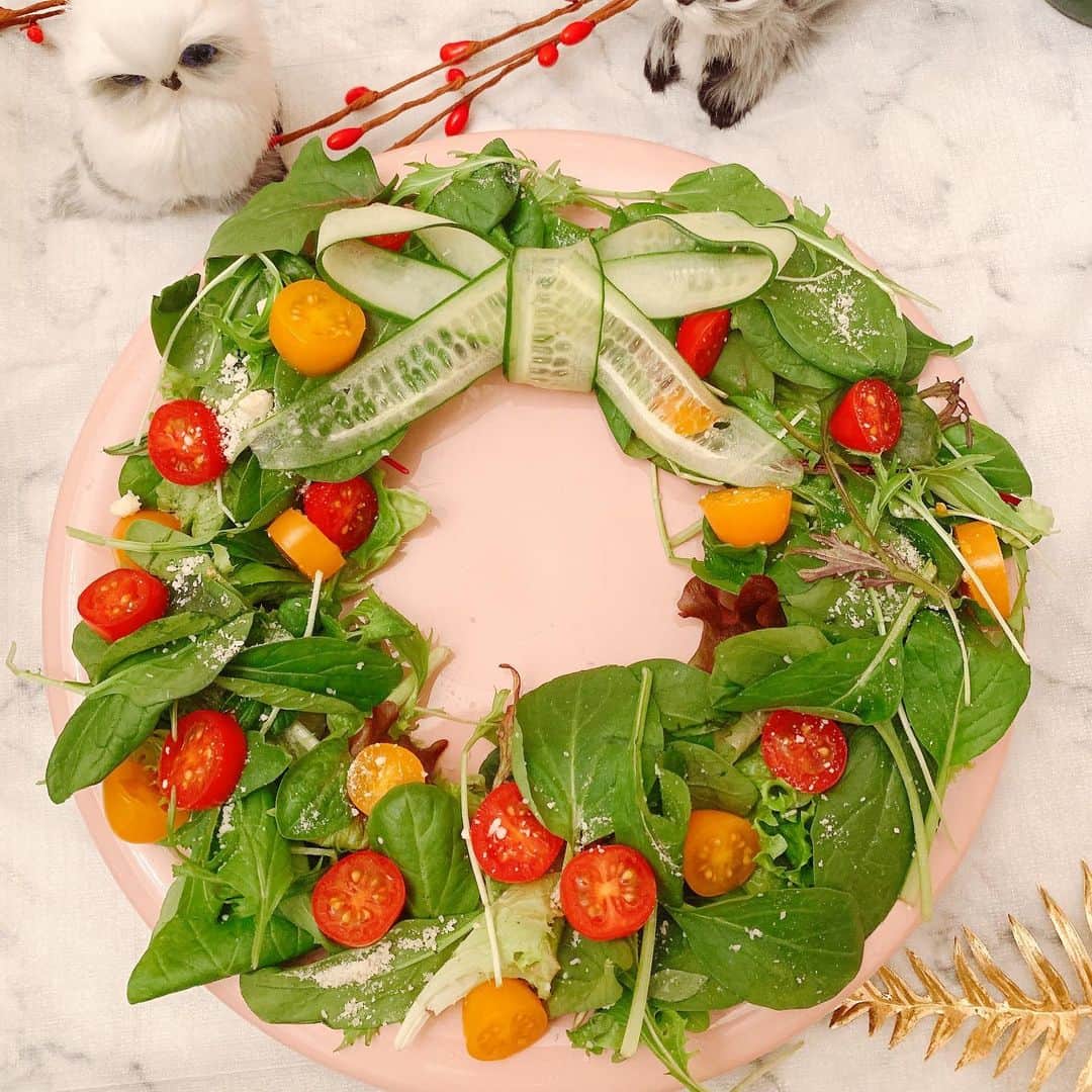 小出由華のインスタグラム：「クリスマスリースなサラダ🥗🍴 リボンはキュウリ🥒🎀 ・ ・ #クリスマス#クリスマス料理 #サラダ#リース#julemad #christmas #jul #christmasdinner #salad #salat #wreath」