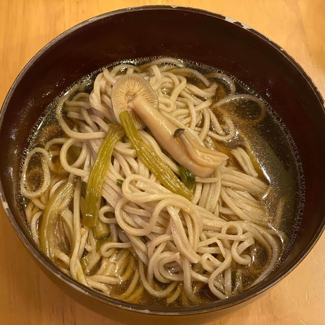 向山毅のインスタグラム：「年越し蕎麦。きりたんぽのスープで美味しくいただきました〜。 #年越し蕎麦 #きりたんぽ #こうきのグル #今年もお世話になりました #来年もよろしくお願いします」